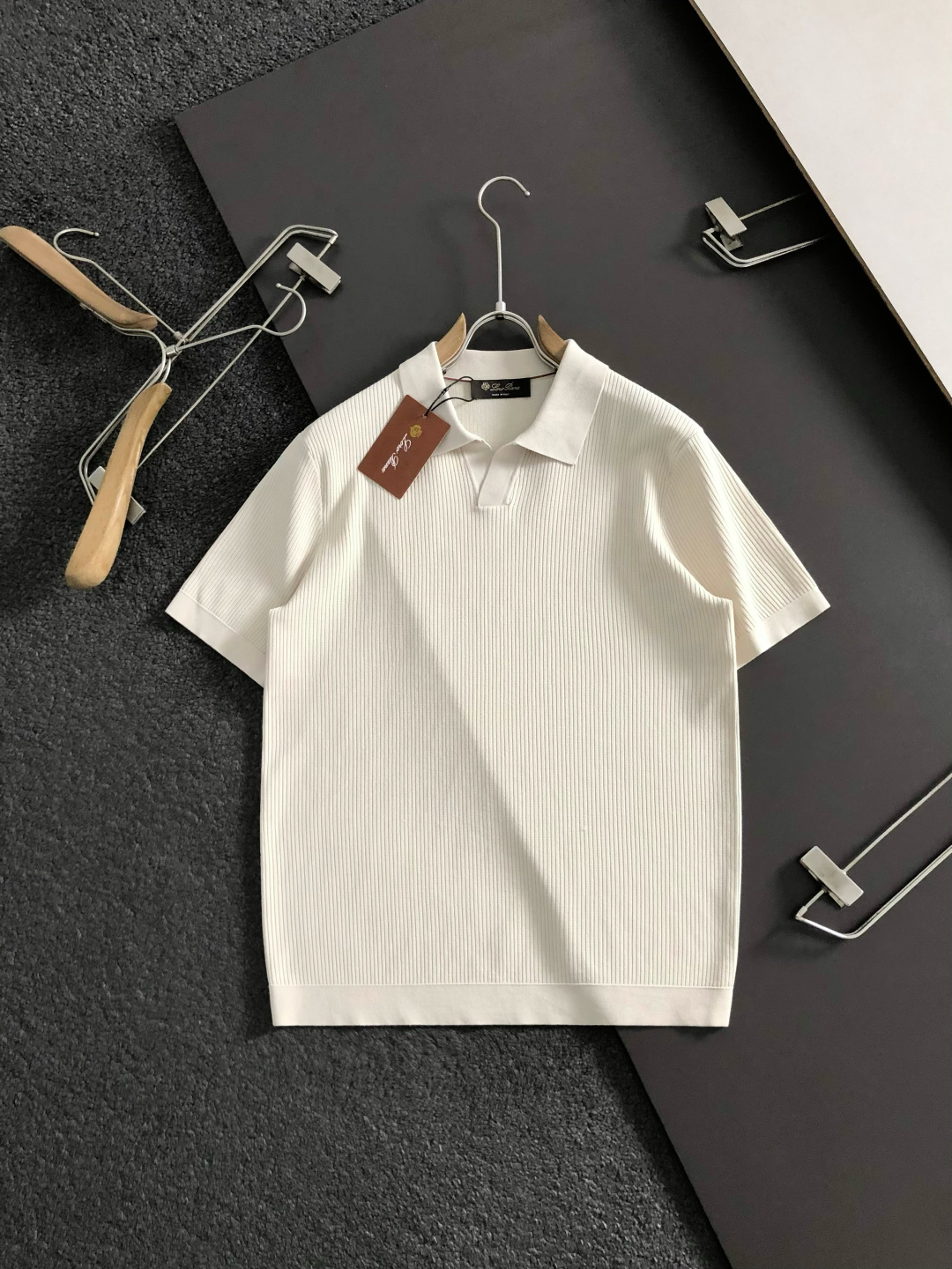 loro Piana*卡码拍小M-xxxl2026春夏短袖，以纯色百搭海鸥领主调，巧妙融入条纹面料元素，