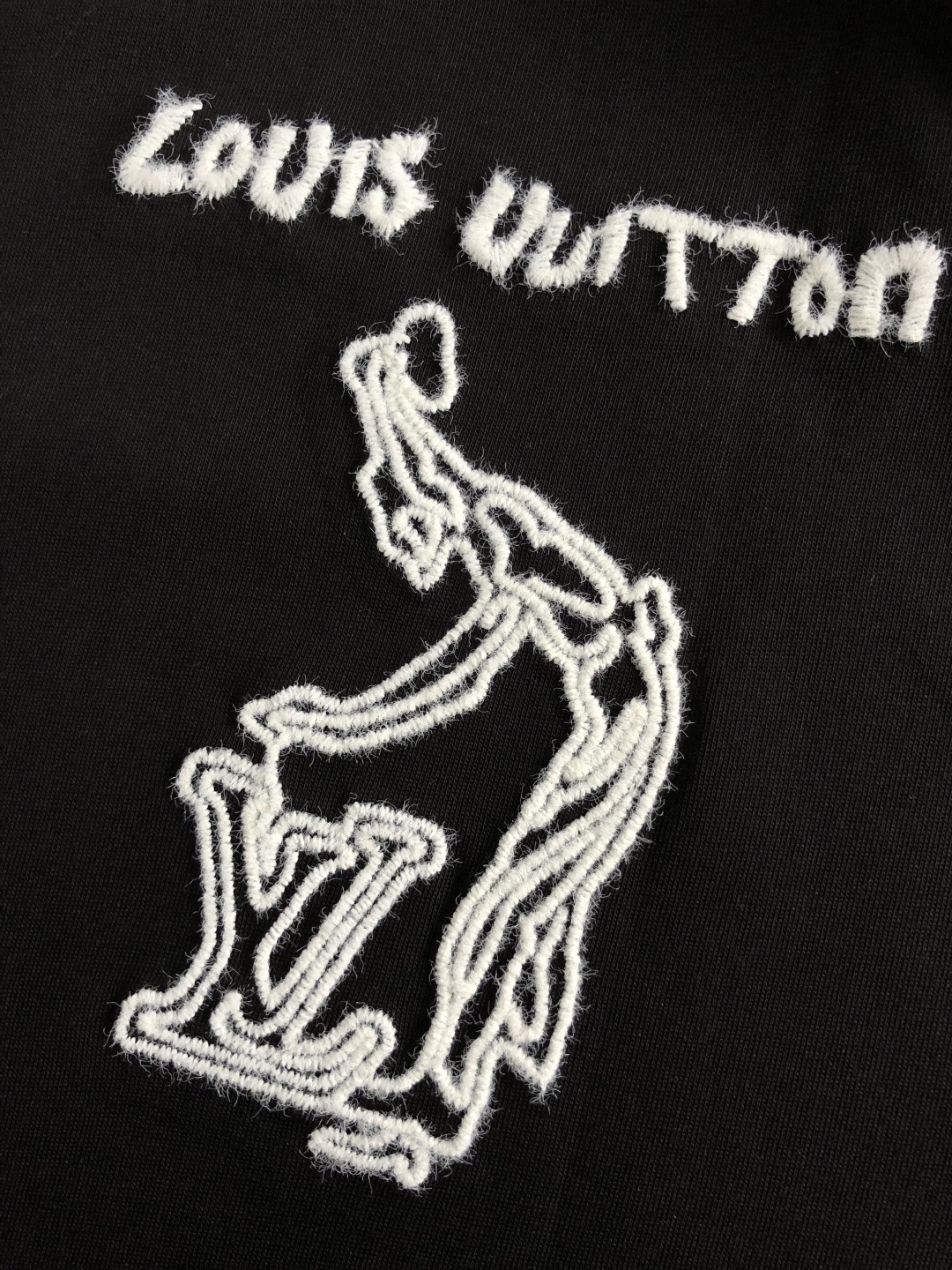 L牌*卡码拍小M-xxxl2026春夏短袖，以线绣为主调，巧妙融入前后对应logo元素，打破传统短袖的单
