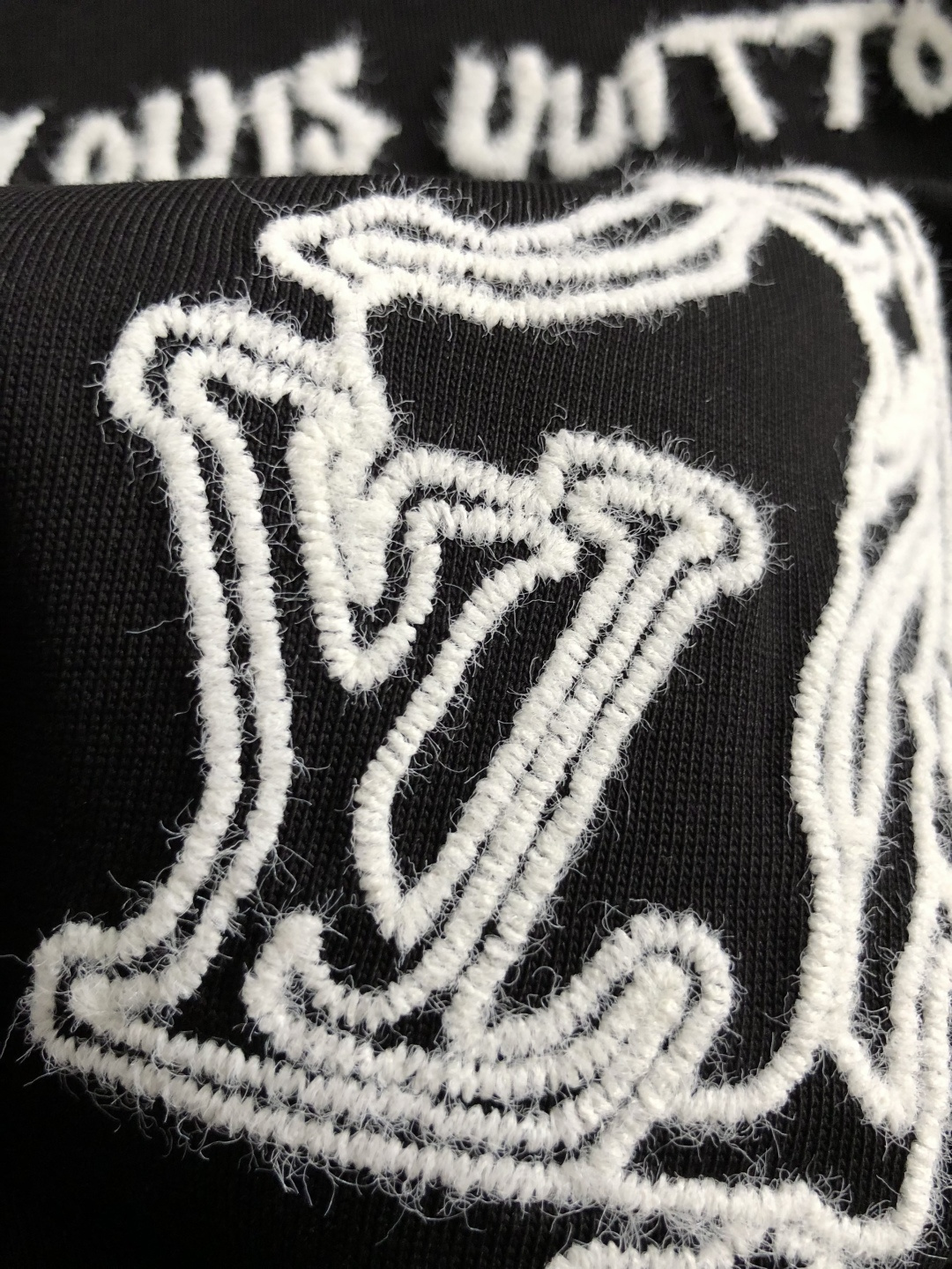 L牌*卡码拍小M-xxxl2026春夏短袖，以线绣为主调，巧妙融入前后对应logo元素，打破传统短袖的单