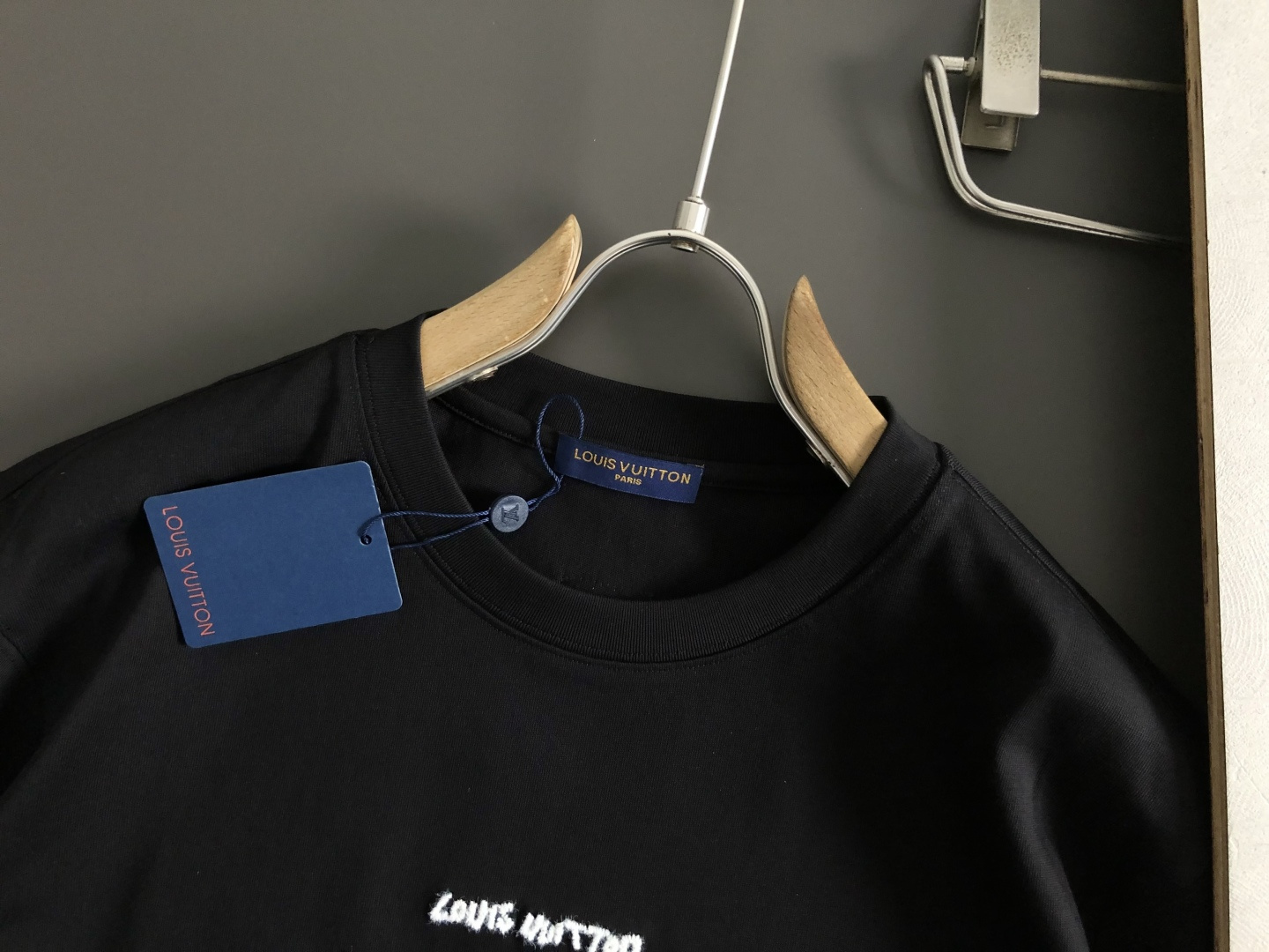 L牌*卡码拍小M-xxxl2026春夏短袖，以线绣为主调，巧妙融入前后对应logo元素，打破传统短袖的单