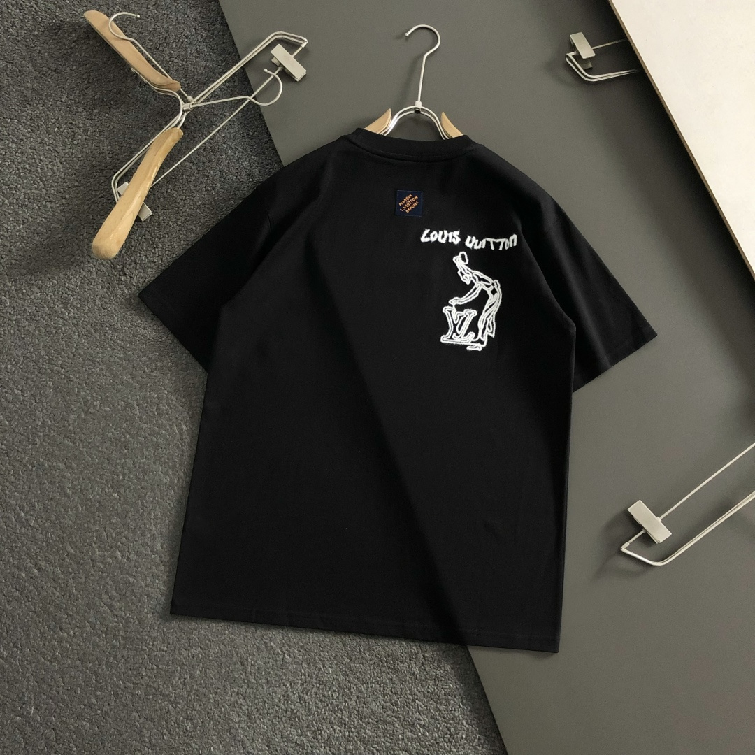 L牌*卡码拍小M-xxxl2026春夏短袖，以线绣为主调，巧妙融入前后对应logo元素，打破传统短袖的单