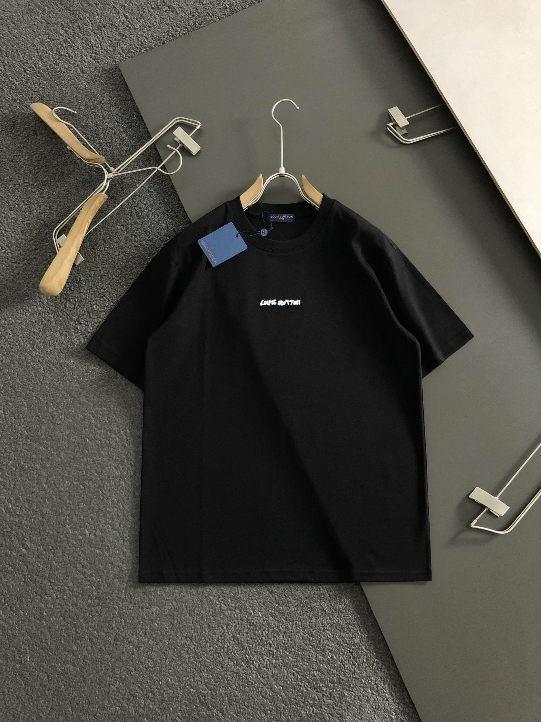 L牌*卡码拍小M-xxxl2026春夏短袖，以线绣为主调，巧妙融入前后对应logo元素，打破传统短袖的单