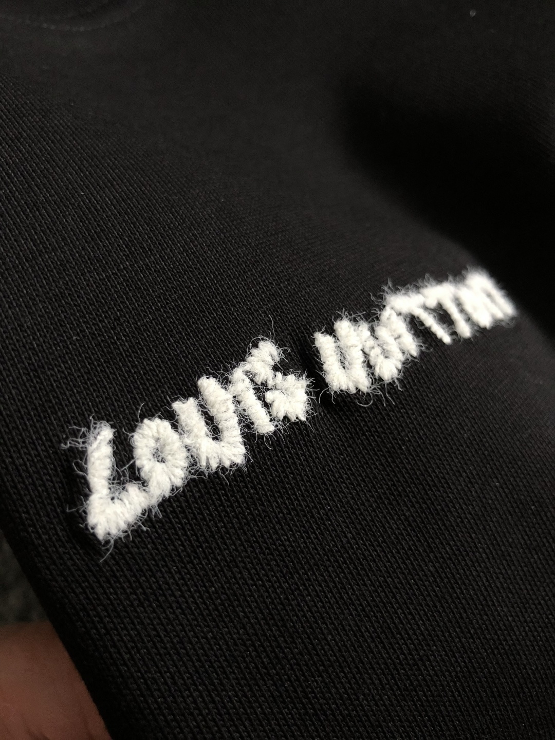 L牌*卡码拍小M-xxxl2026春夏短袖，以线绣为主调，巧妙融入前后对应logo元素，打破传统短袖的单