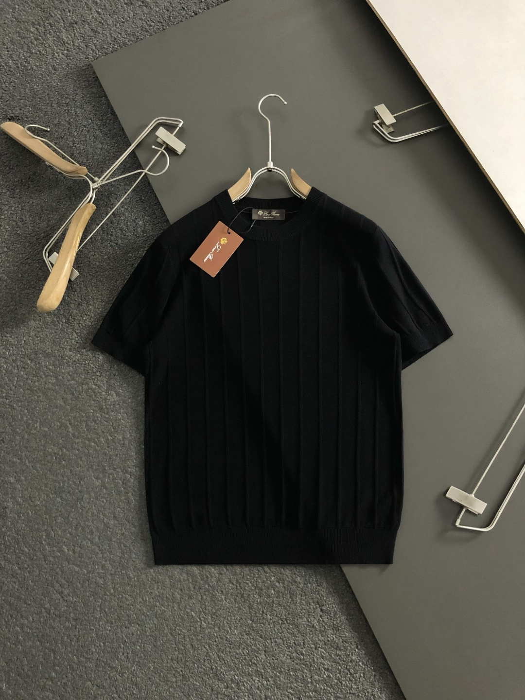 loro Piana*卡码拍大M-xxxl2026春夏醋酸亚麻短袖，以暗纹条纹纯色百搭为主调，巧妙融入老