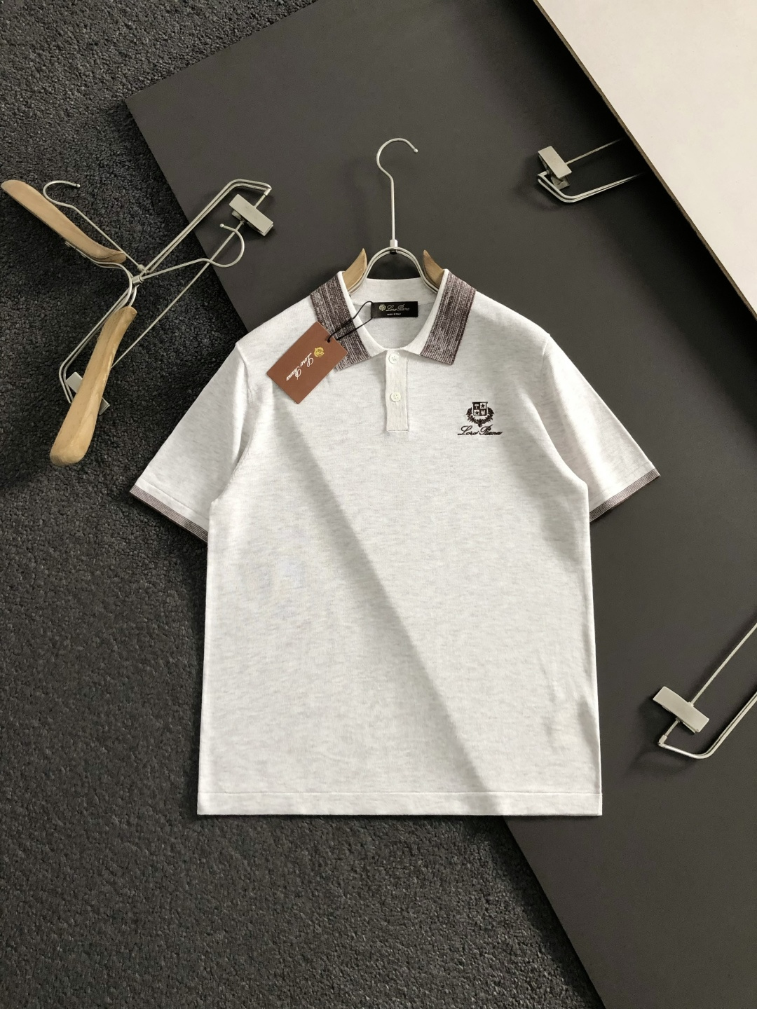 loro Piana*卡码拍大M-xxxxl2026春夏短袖，以燕麦色字母刺绣为主调，巧妙融入老钱元素，