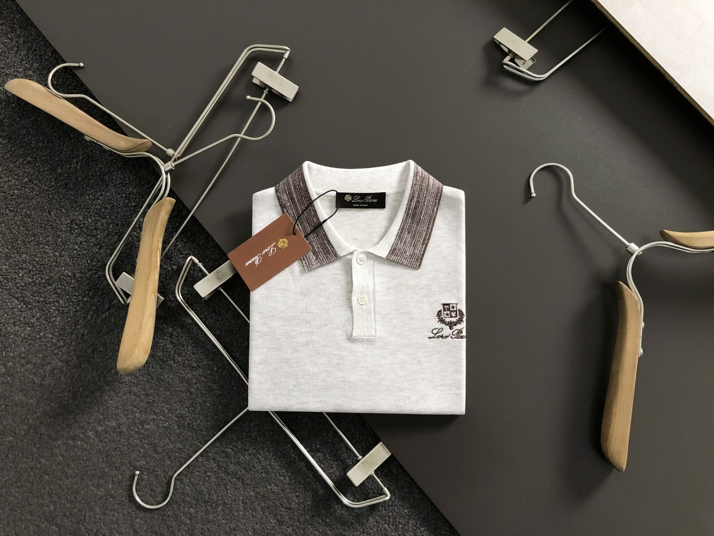loro Piana*卡码拍大M-xxxxl2026春夏短袖，以燕麦色字母刺绣为主调，巧妙融入老钱元素，