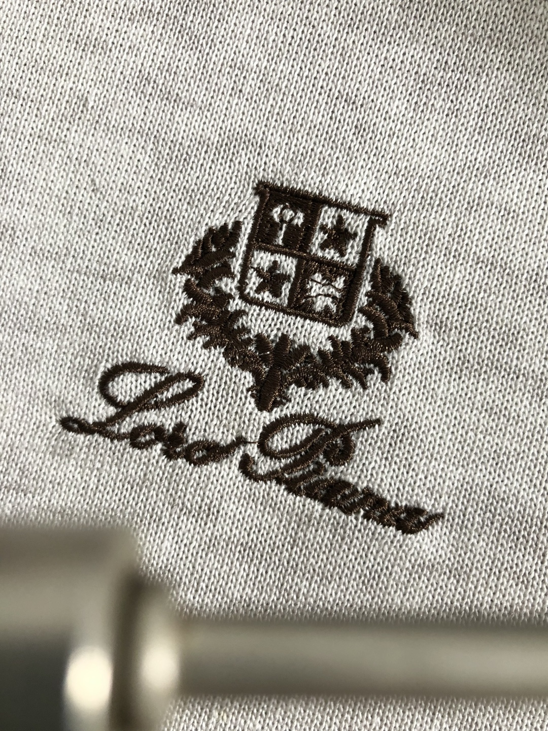 loro Piana*卡码拍大M-xxxxl2026春夏短袖，以燕麦色字母刺绣为主调，巧妙融入老钱元素，