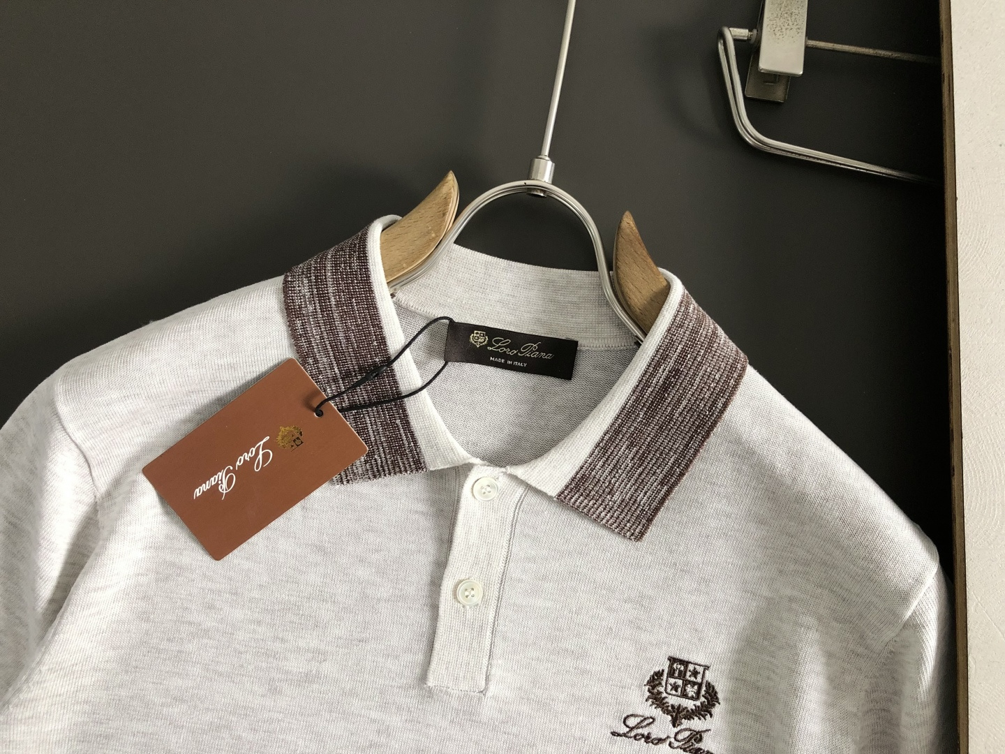 loro Piana*卡码拍大M-xxxxl2026春夏短袖，以燕麦色字母刺绣为主调，巧妙融入老钱元素，