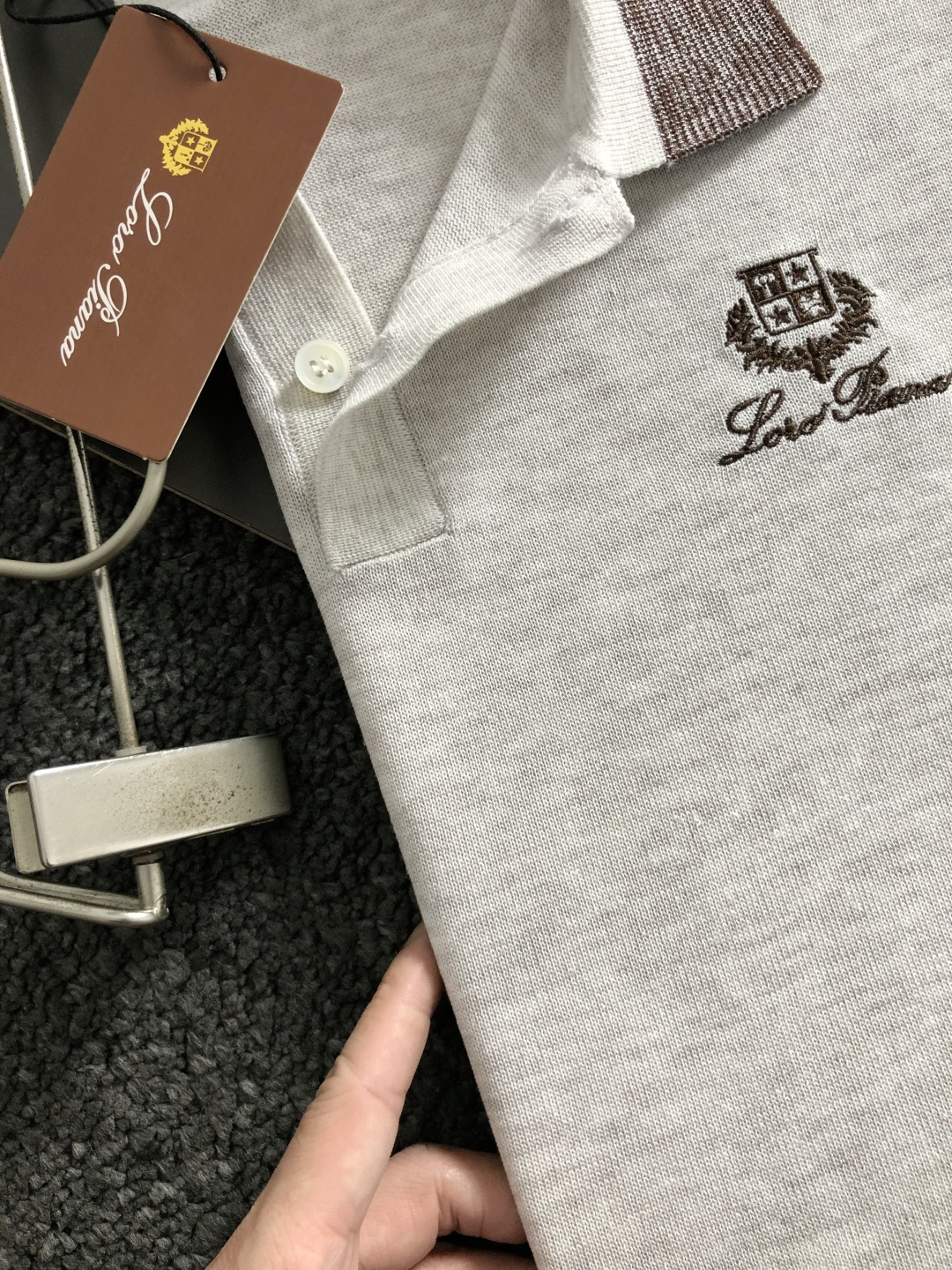 loro Piana*卡码拍大M-xxxxl2026春夏短袖，以燕麦色字母刺绣为主调，巧妙融入老钱元素，