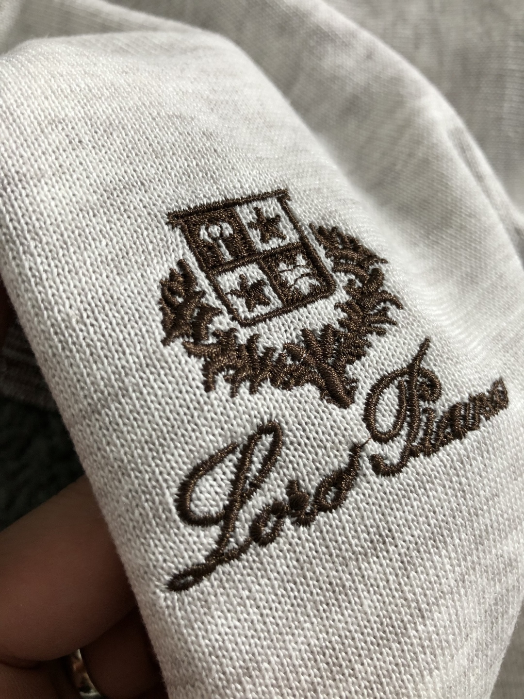 loro Piana*卡码拍大M-xxxxl2026春夏短袖，以燕麦色字母刺绣为主调，巧妙融入老钱元素，