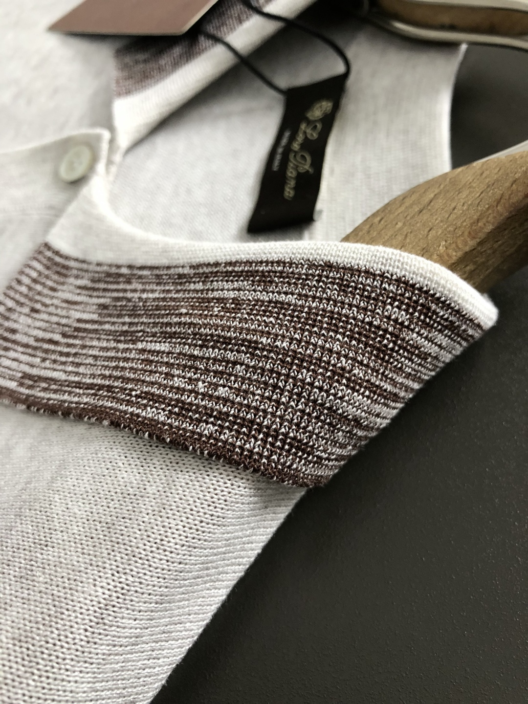 loro Piana*卡码拍大M-xxxxl2026春夏短袖，以燕麦色字母刺绣为主调，巧妙融入老钱元素，