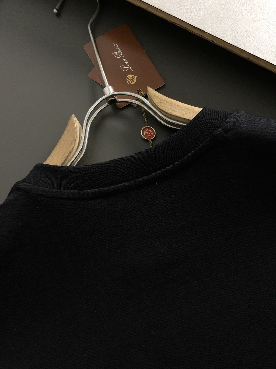 loro Piana*正码正拍M-xxxl2026春夏短袖，以简约字母刺绣主调，巧妙老钱风元素，打破传统