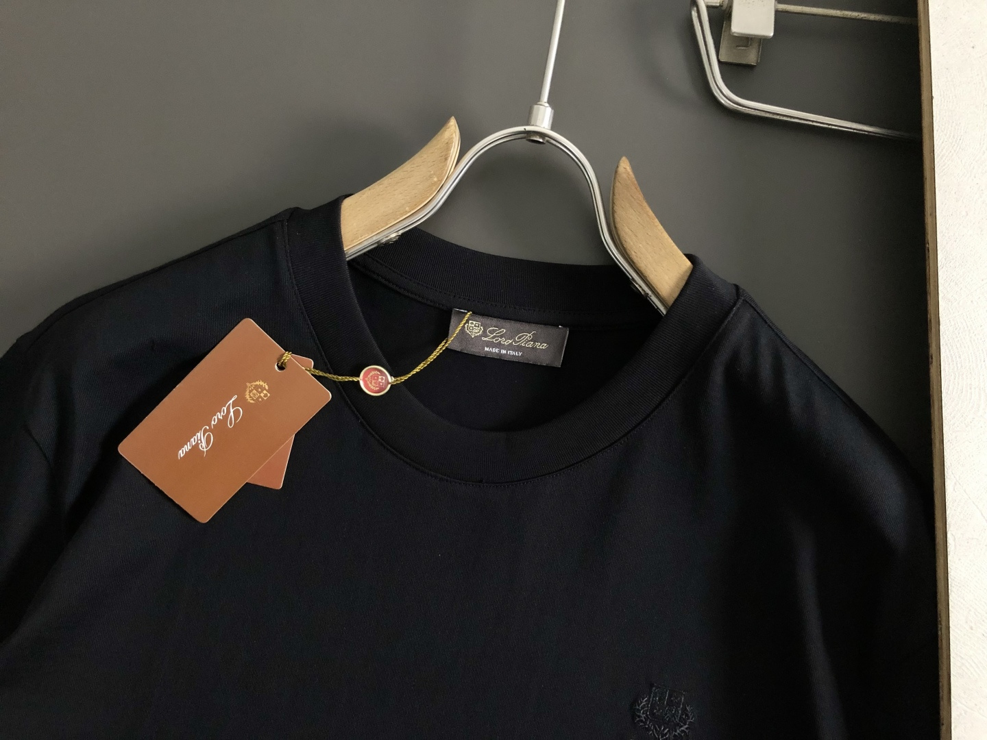 loro Piana*正码正拍M-xxxl2026春夏短袖，以简约字母刺绣主调，巧妙老钱风元素，打破传统