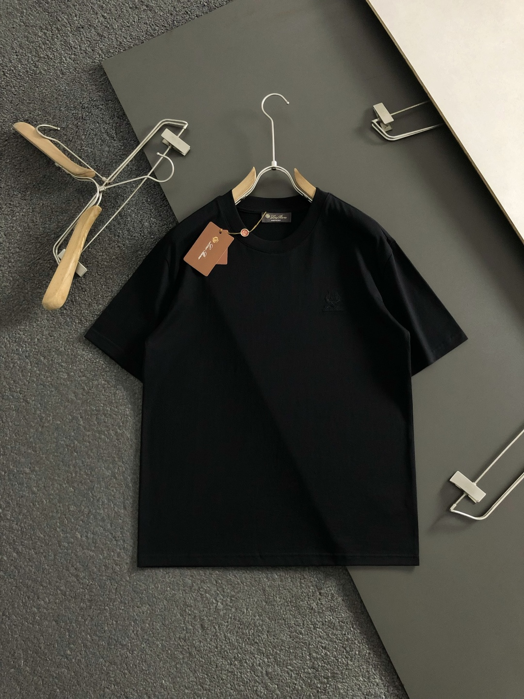 loro Piana*正码正拍M-xxxl2026春夏短袖，以简约字母刺绣主调，巧妙老钱风元素，打破传统