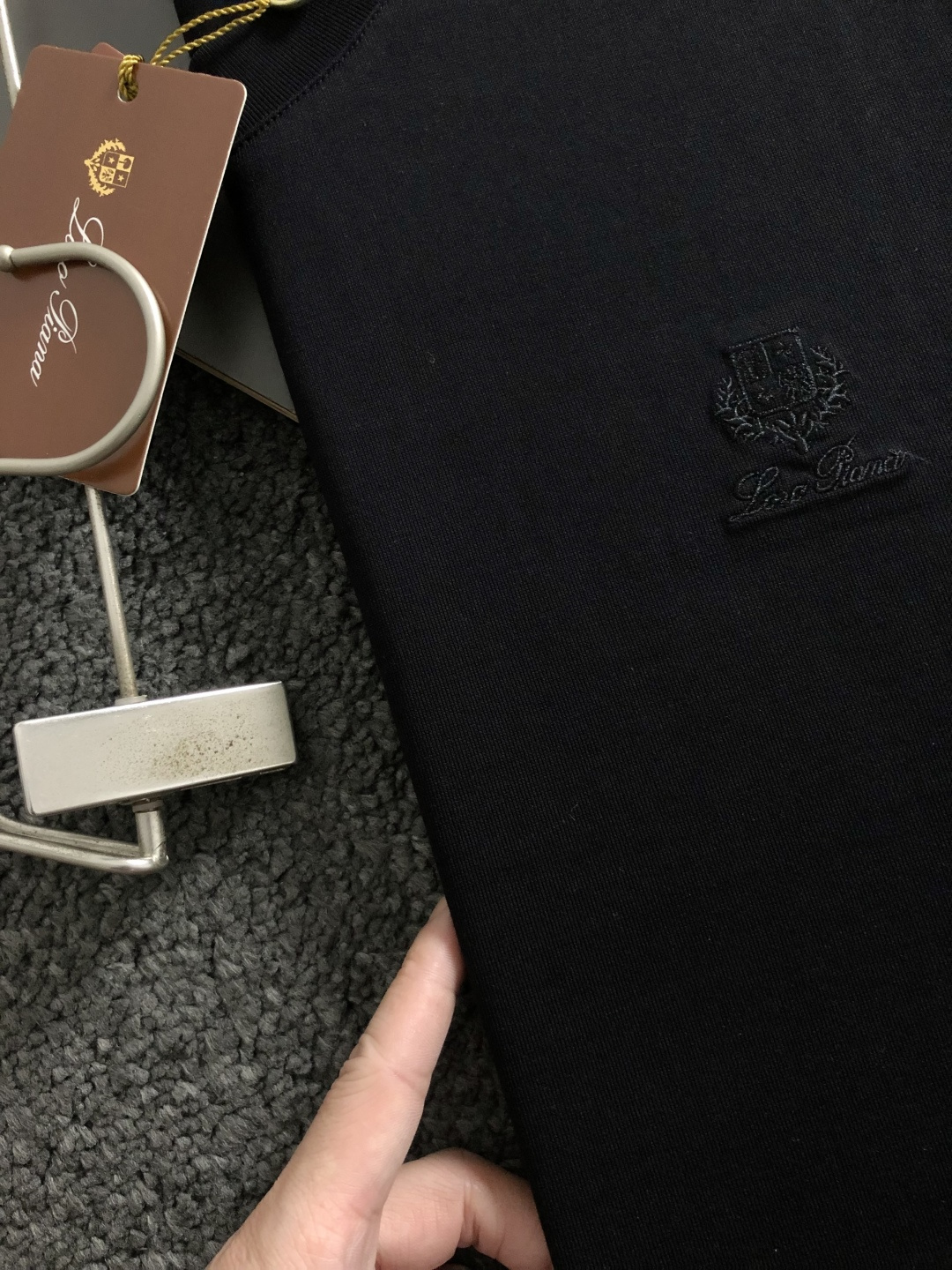 loro Piana*正码正拍M-xxxl2026春夏短袖，以简约字母刺绣主调，巧妙老钱风元素，打破传统
