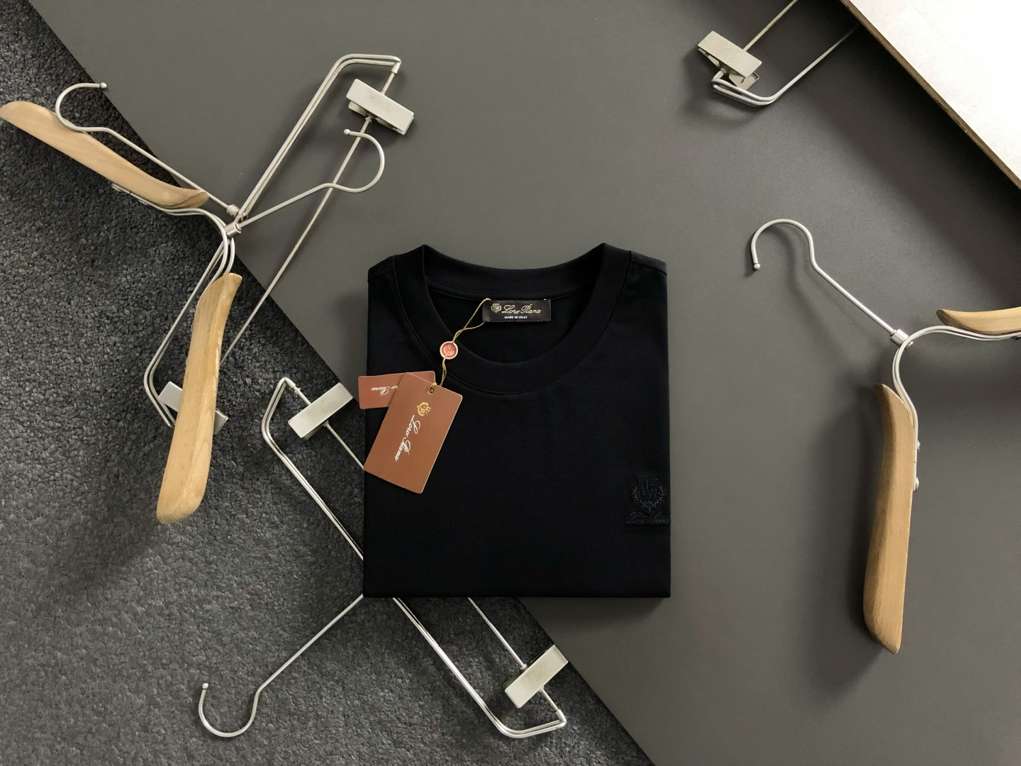 loro Piana*正码正拍M-xxxl2026春夏短袖，以简约字母刺绣主调，巧妙老钱风元素，打破传统