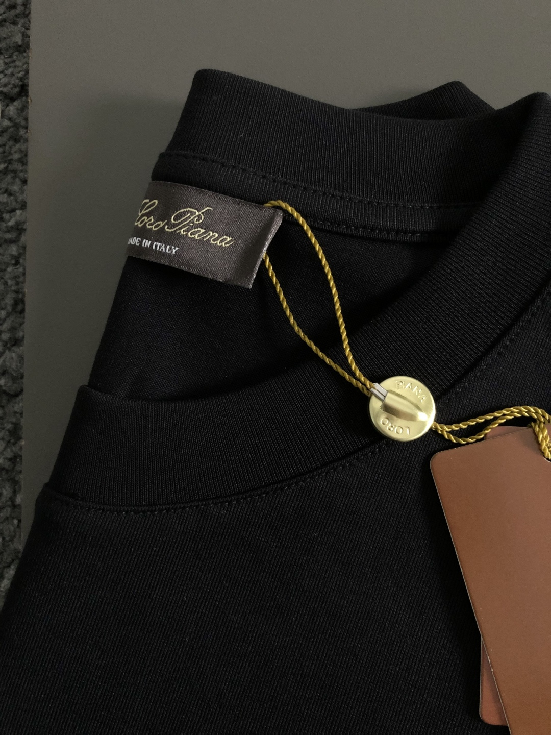 loro Piana*正码正拍M-xxxl2026春夏短袖，以简约字母刺绣主调，巧妙老钱风元素，打破传统