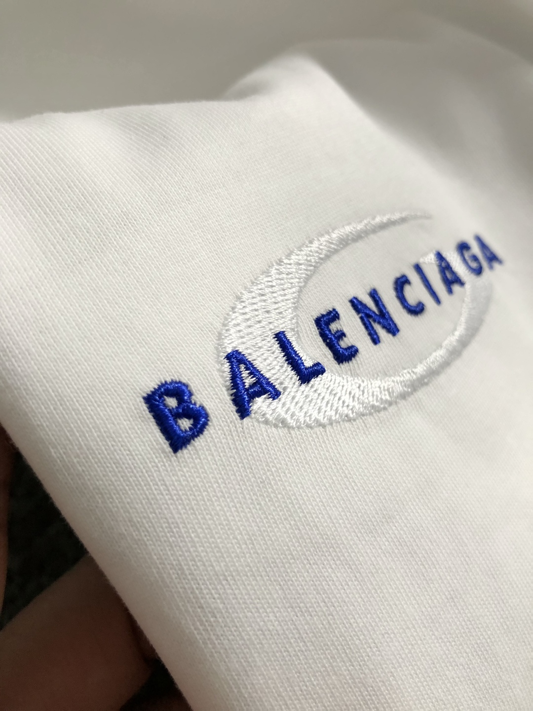 BA*卡码拍小S-Xl2026春夏短袖，以粉色字母刺绣融合为主调，巧妙融入后幅裂纹印花流行元素，打破传统