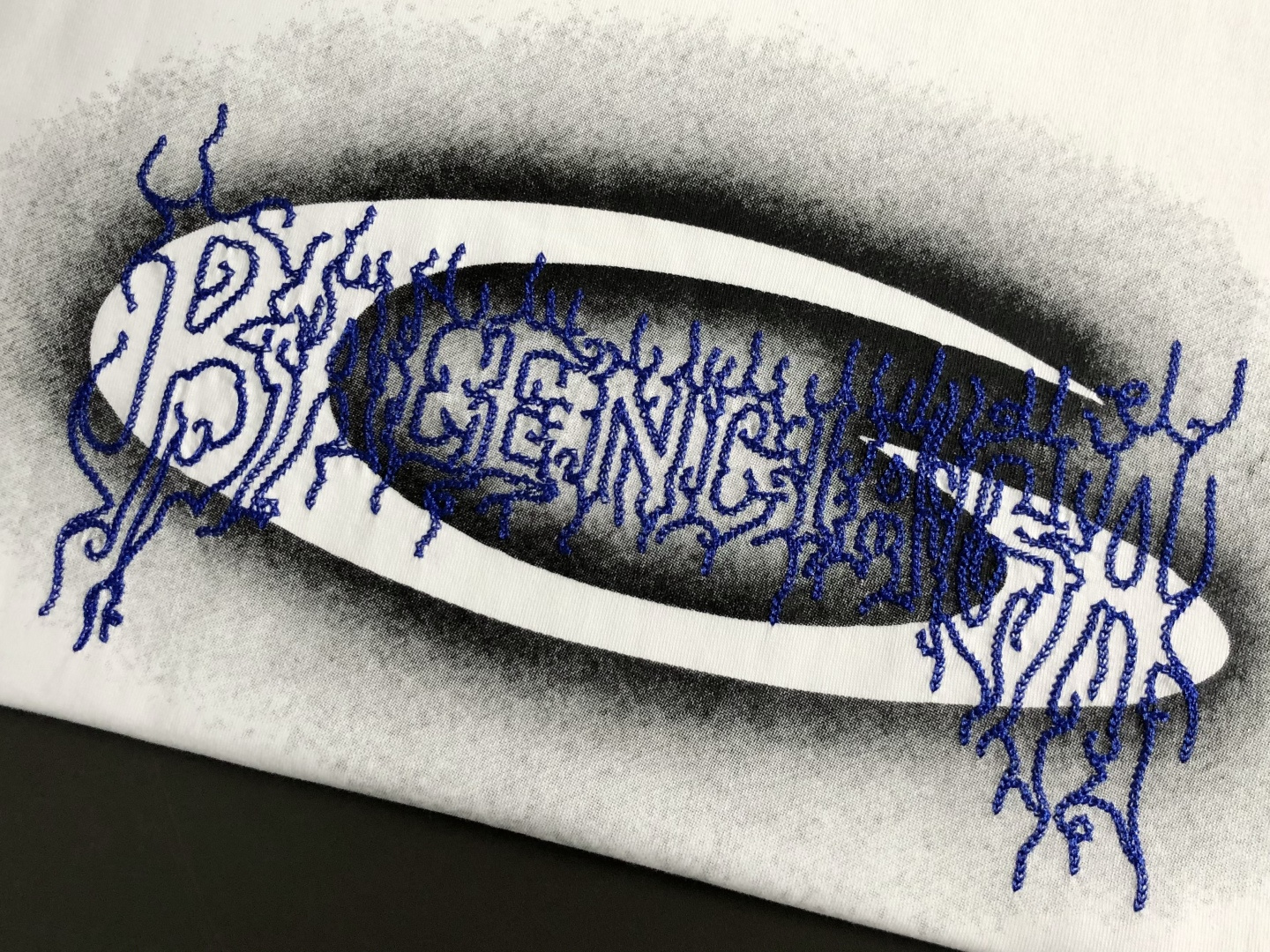 BA*卡码拍小S-Xl2026春夏短袖，以粉色字母刺绣融合为主调，巧妙融入后幅裂纹印花流行元素，打破传统