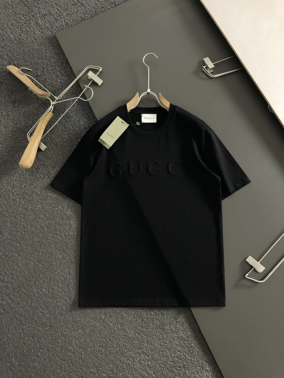 Gucc*卡码拍小M-xxxl2026春夏短袖，以立体刺绣为主调，巧妙融入专柜元素，打破传统短袖的单调感