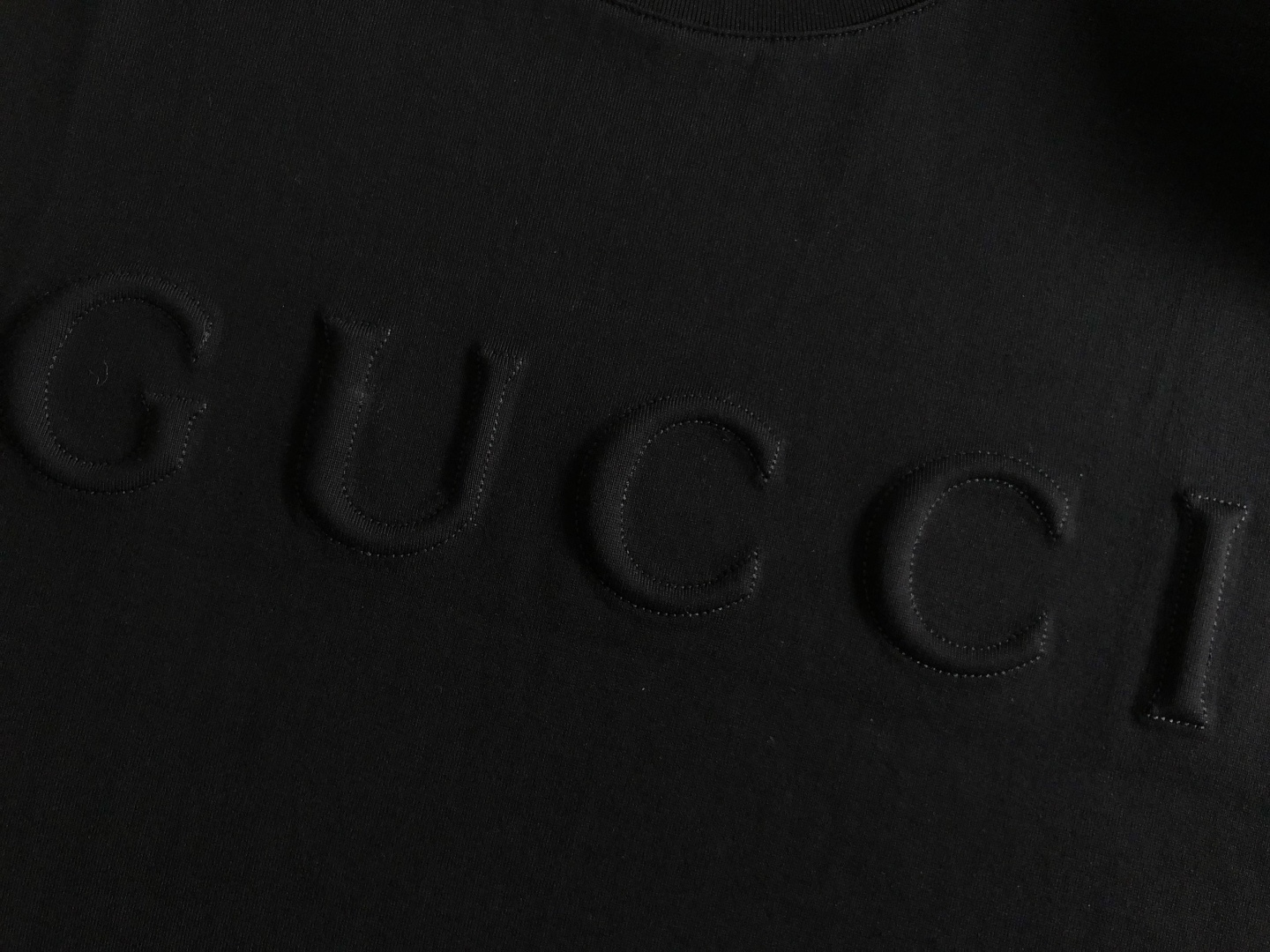 Gucc*卡码拍小M-xxxl2026春夏短袖，以立体刺绣为主调，巧妙融入专柜元素，打破传统短袖的单调感