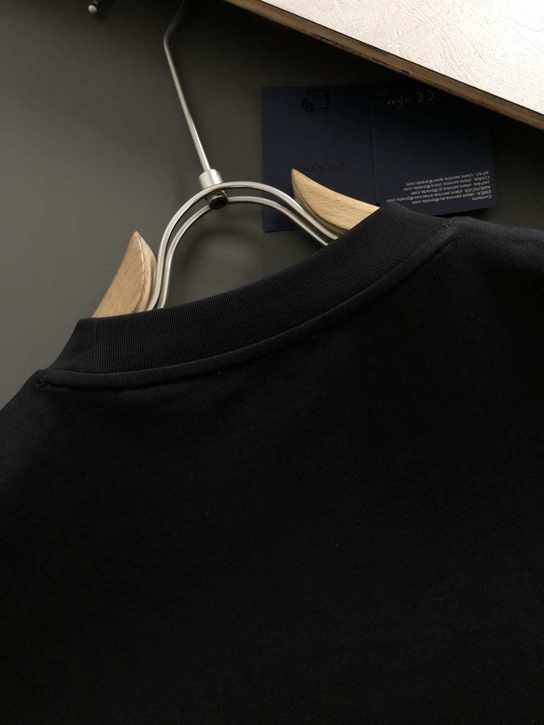 Prad*卡码拍小M-xxxl2026春夏短袖，以立体印花为主调，巧妙融入专柜元素，打破传统短袖的单调感