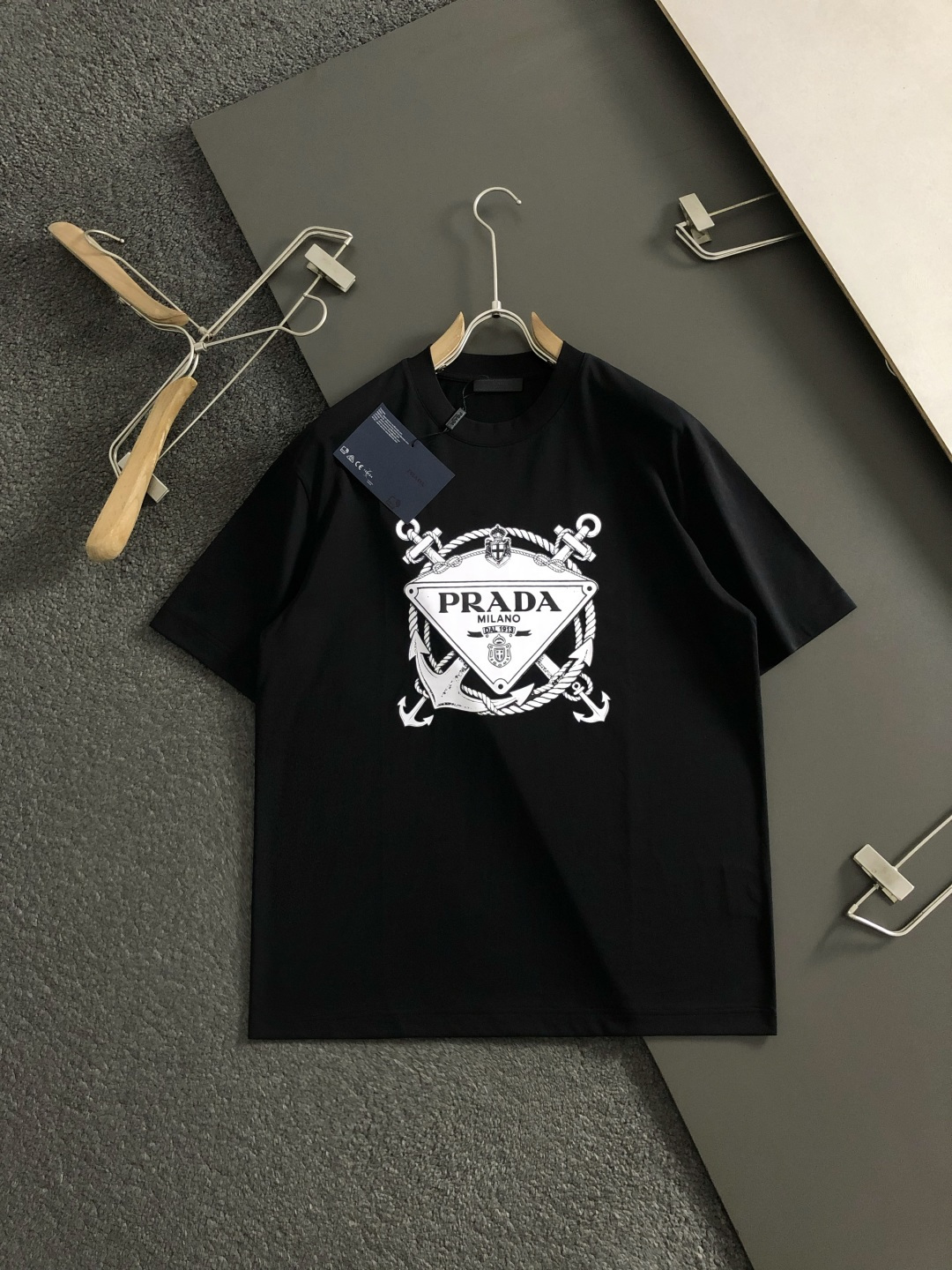 Prad*卡码拍小M-xxxl2026春夏短袖，以立体印花为主调，巧妙融入专柜元素，打破传统短袖的单调感