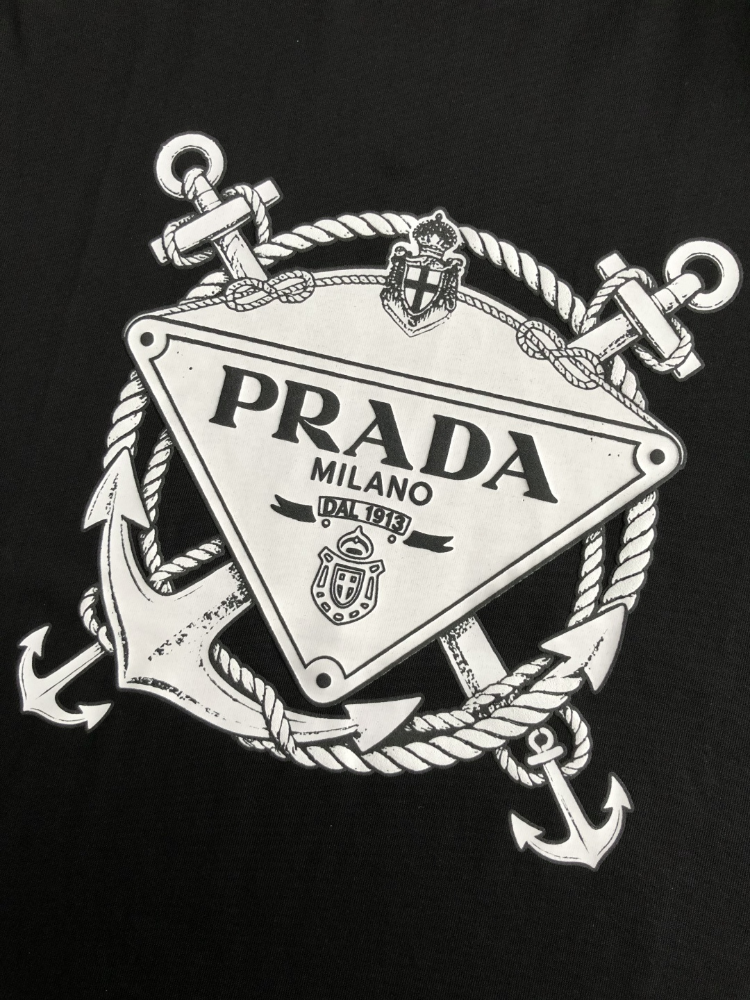 Prad*卡码拍小M-xxxl2026春夏短袖，以立体印花为主调，巧妙融入专柜元素，打破传统短袖的单调感
