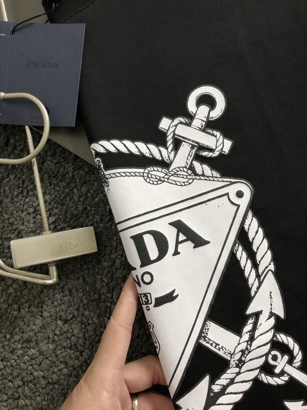 Prad*卡码拍小M-xxxl2026春夏短袖，以立体印花为主调，巧妙融入专柜元素，打破传统短袖的单调感
