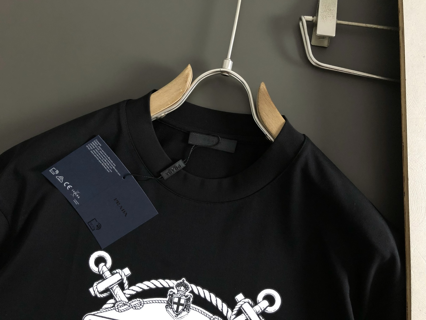 Prad*卡码拍小M-xxxl2026春夏短袖，以立体印花为主调，巧妙融入专柜元素，打破传统短袖的单调感