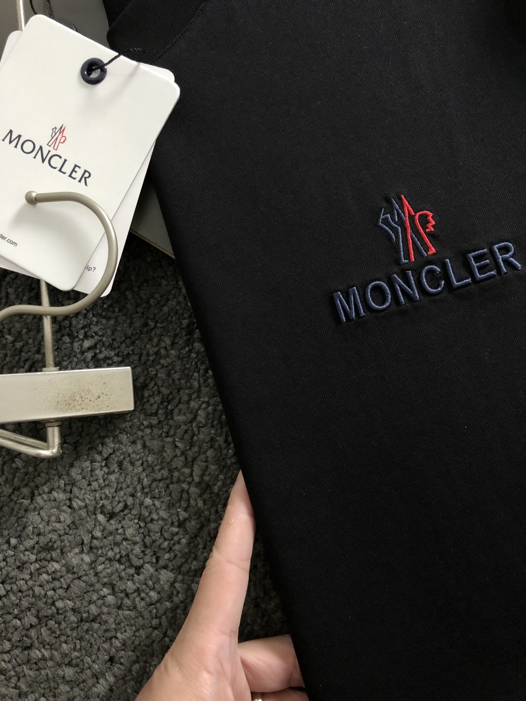 mon*卡码拍小M-xxxl2026春夏短袖，以立体刺绣为主调，巧妙融入织带拼接袖标元素，打破传统短袖的