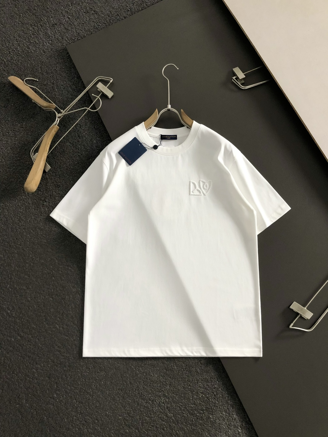 L牌*卡码拍小M-xxxl2026春夏短袖，以立体编织绣为主调，巧妙融入专柜前后幅对应元素，打破传统短袖