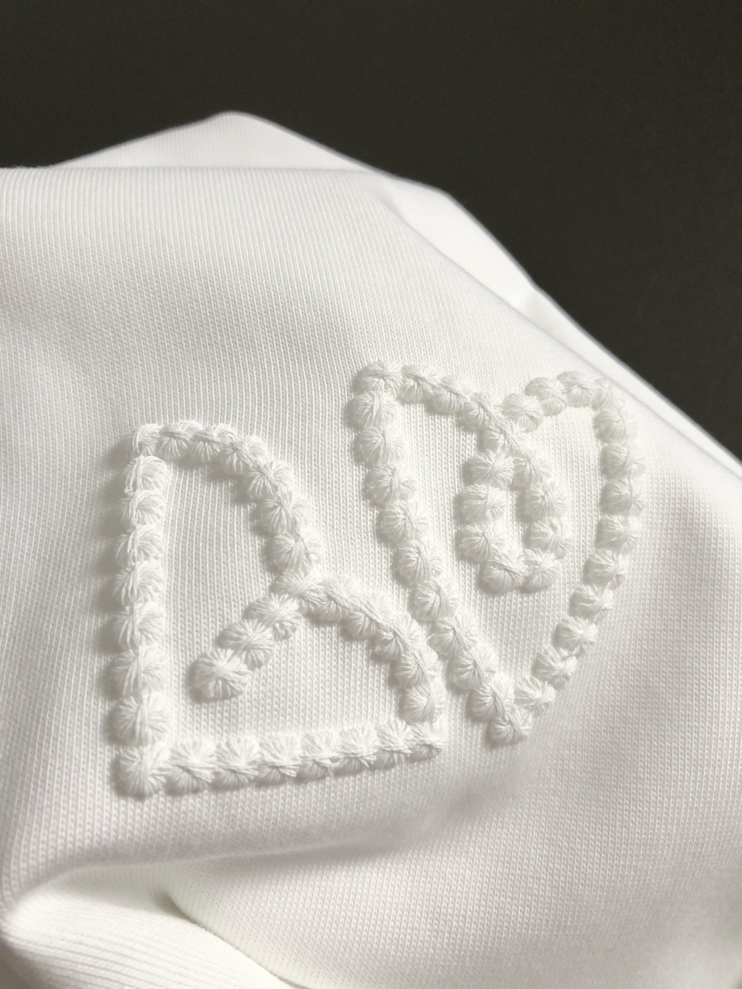 L牌*卡码拍小M-xxxl2026春夏短袖，以立体编织绣为主调，巧妙融入专柜前后幅对应元素，打破传统短袖