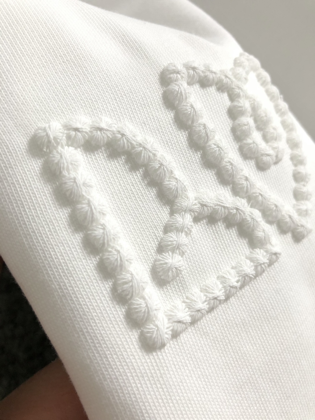 L牌*卡码拍小M-xxxl2026春夏短袖，以立体编织绣为主调，巧妙融入专柜前后幅对应元素，打破传统短袖