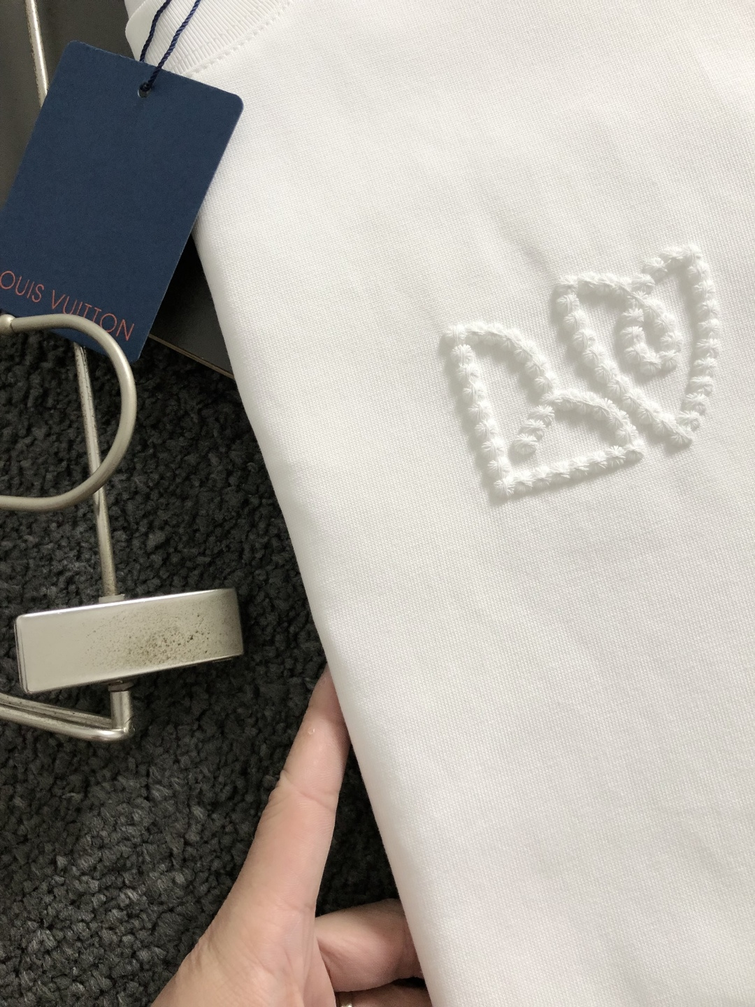 L牌*卡码拍小M-xxxl2026春夏短袖，以立体编织绣为主调，巧妙融入专柜前后幅对应元素，打破传统短袖