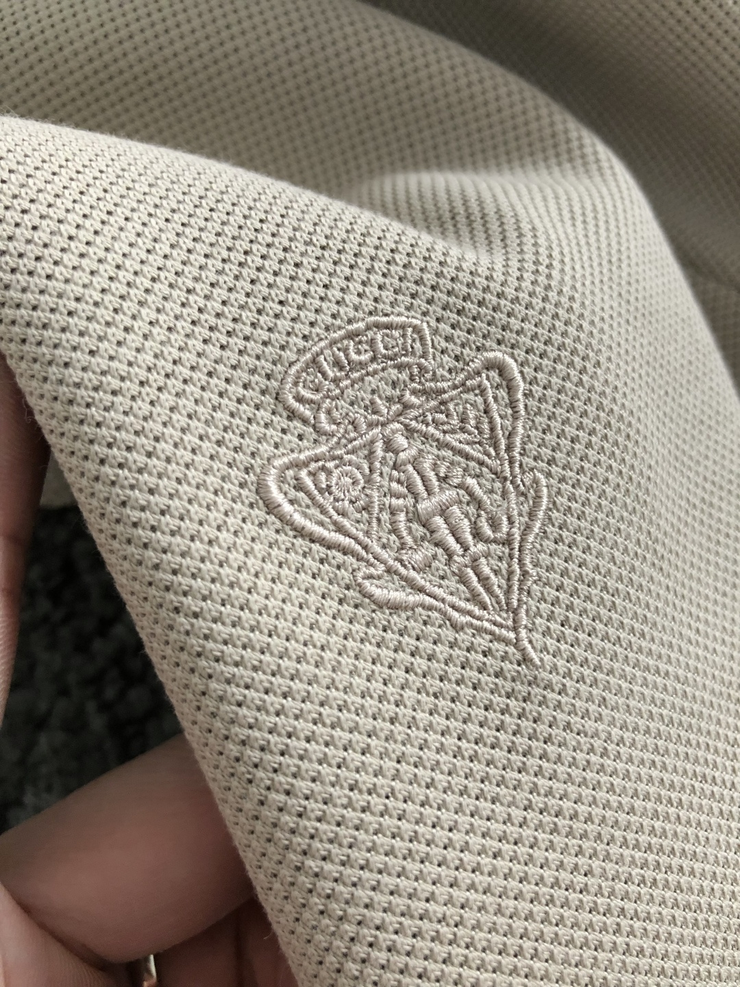 Gucc**正码正拍S-Xl2026春夏短袖，以重工刺绣为主调，巧妙融y💤专柜元素，打破传统短袖的单调感