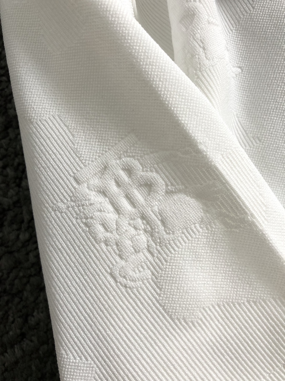 BBR*卡码拍小M-xxxl2026春夏短袖，以立体提花为主调，巧妙融入字母排列元素，打破传统短袖的单调