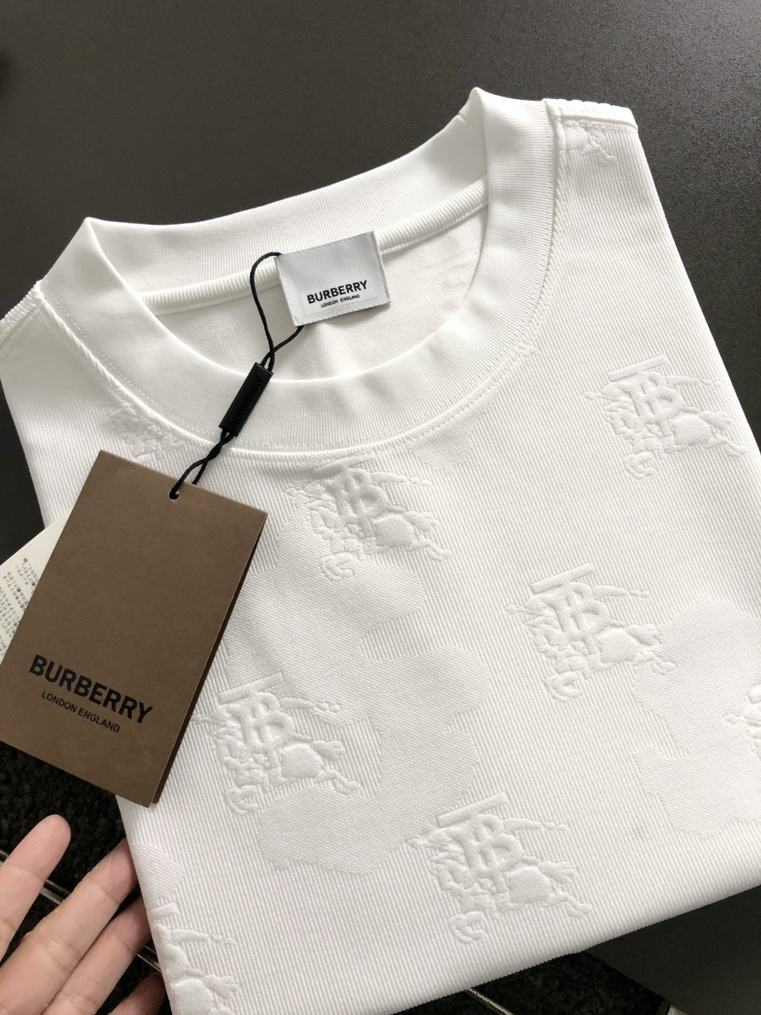 BBR*卡码拍小M-xxxl2026春夏短袖，以立体提花为主调，巧妙融入字母排列元素，打破传统短袖的单调