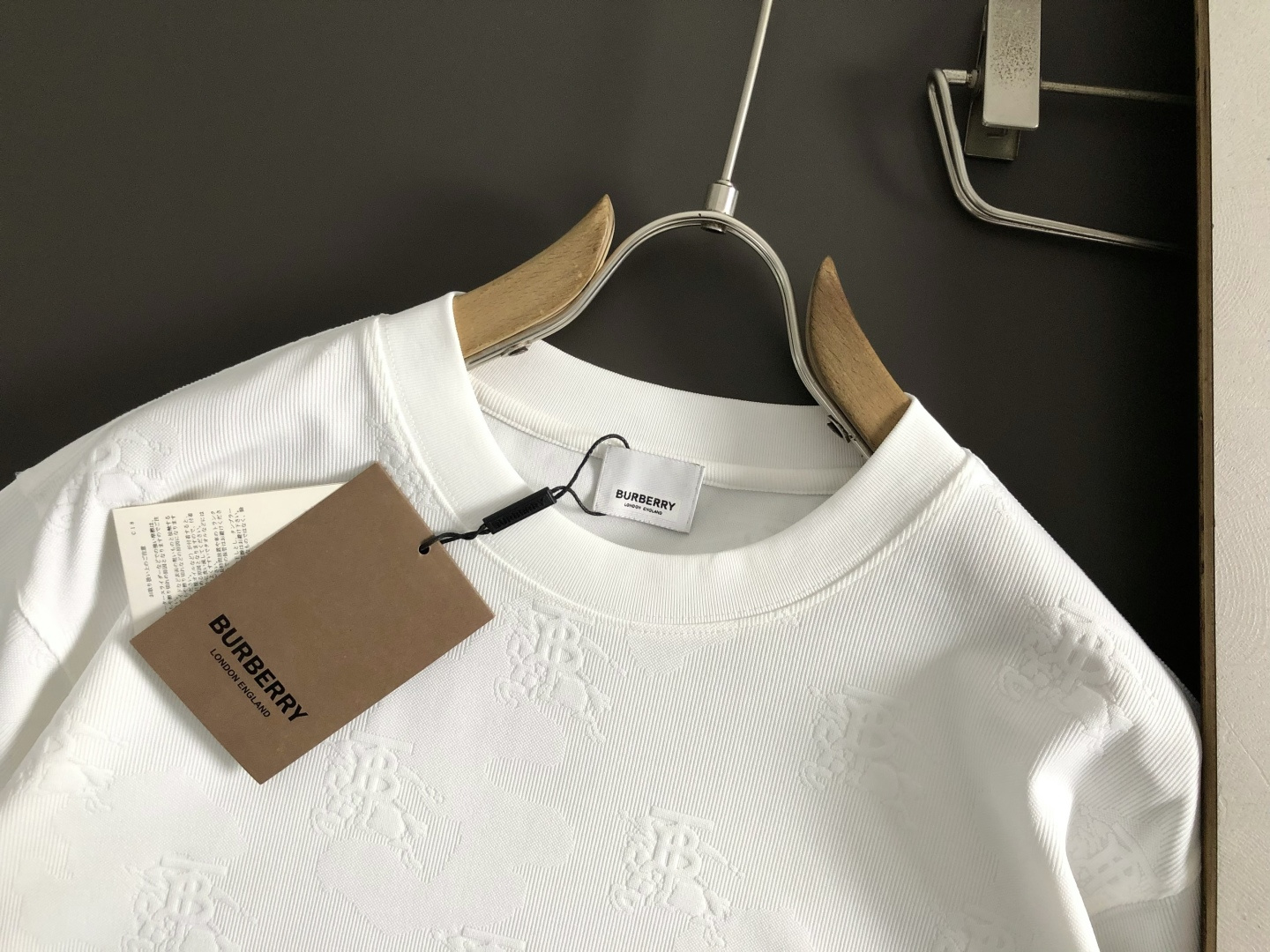 BBR*卡码拍小M-xxxl2026春夏短袖，以立体提花为主调，巧妙融入字母排列元素，打破传统短袖的单调