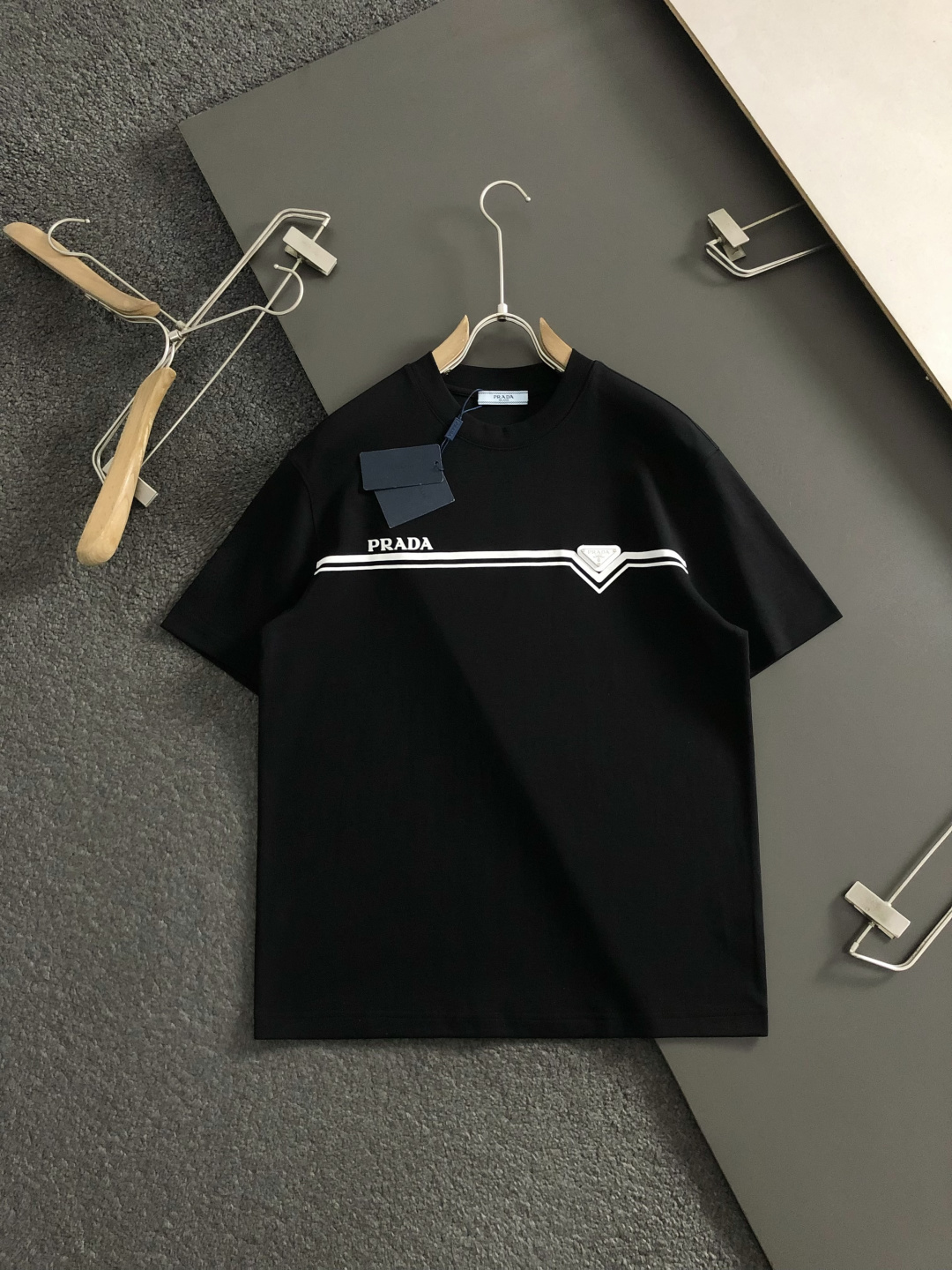 Prad*正码正拍M-xxxl2026春夏短袖，以黑白撞色为主调，巧妙融入植绒线条印花金属三角标元素，打