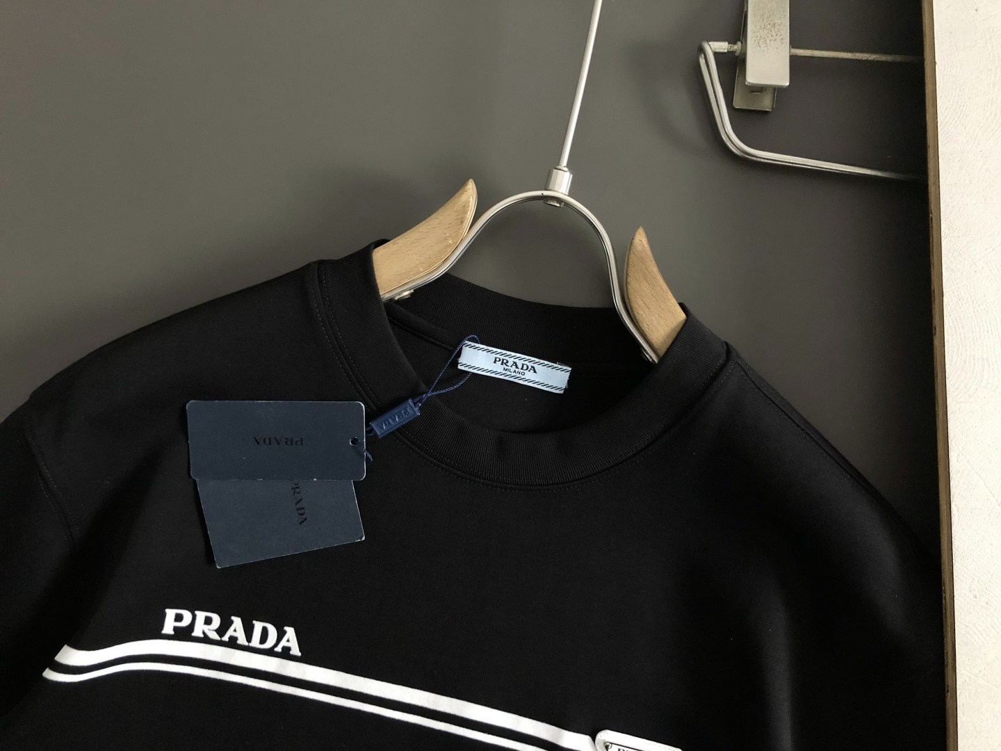 Prad*正码正拍M-xxxl2026春夏短袖，以黑白撞色为主调，巧妙融入植绒线条印花金属三角标元素，打