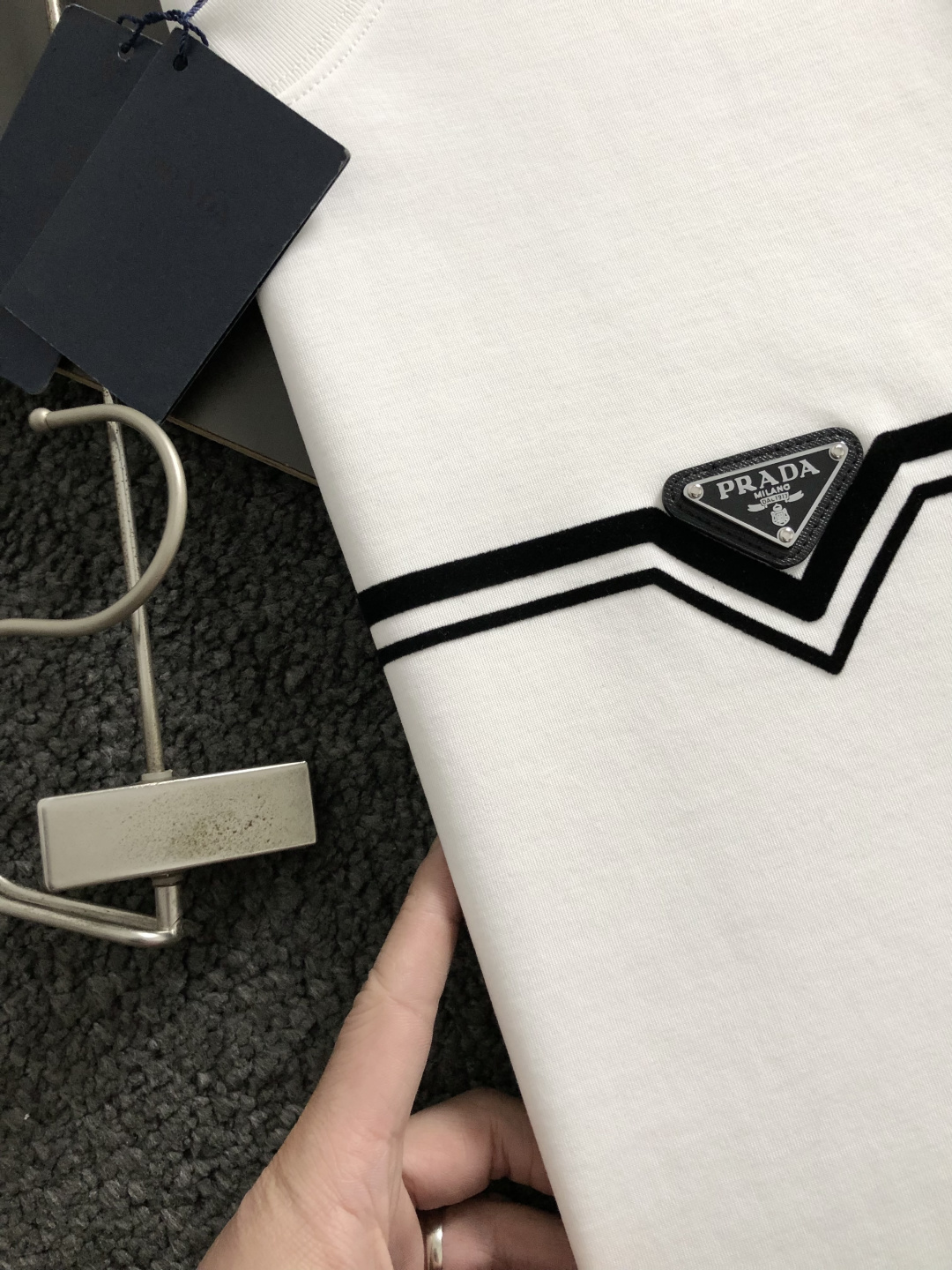 Prad*正码正拍M-xxxl2026春夏短袖，以黑白撞色为主调，巧妙融入植绒线条印花金属三角标元素，打