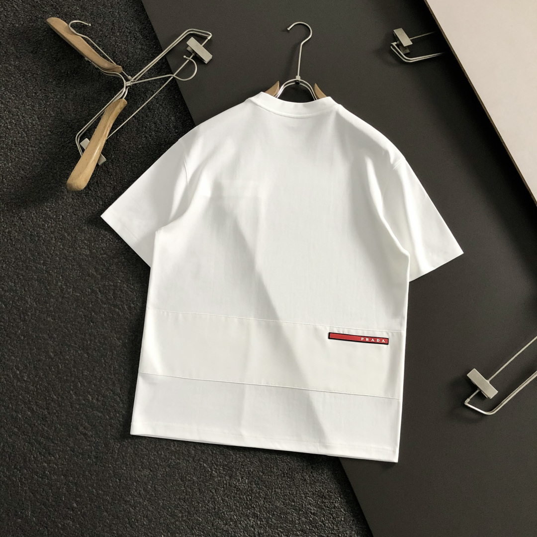 Prad*卡码拍小M-xxxl2026春夏短袖，以金属三角标口袋主调，巧妙融入后幅拼接面料元素，打破传统