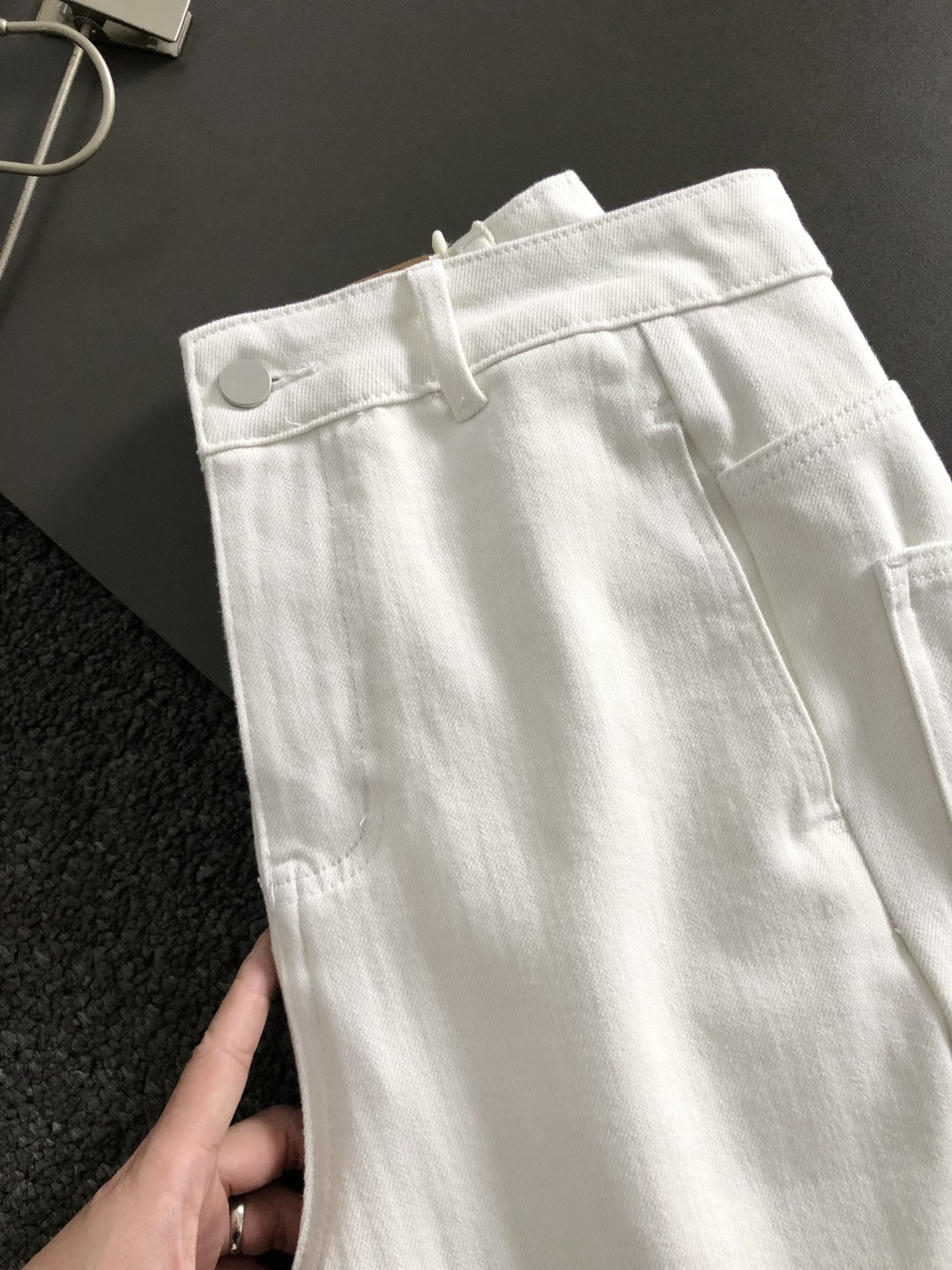 BV**卡码拍小S-Xl2026春夏短裤，以纯色百搭为主调，巧妙融入后幅编织皮牌元素，打破传统牛仔裤的单