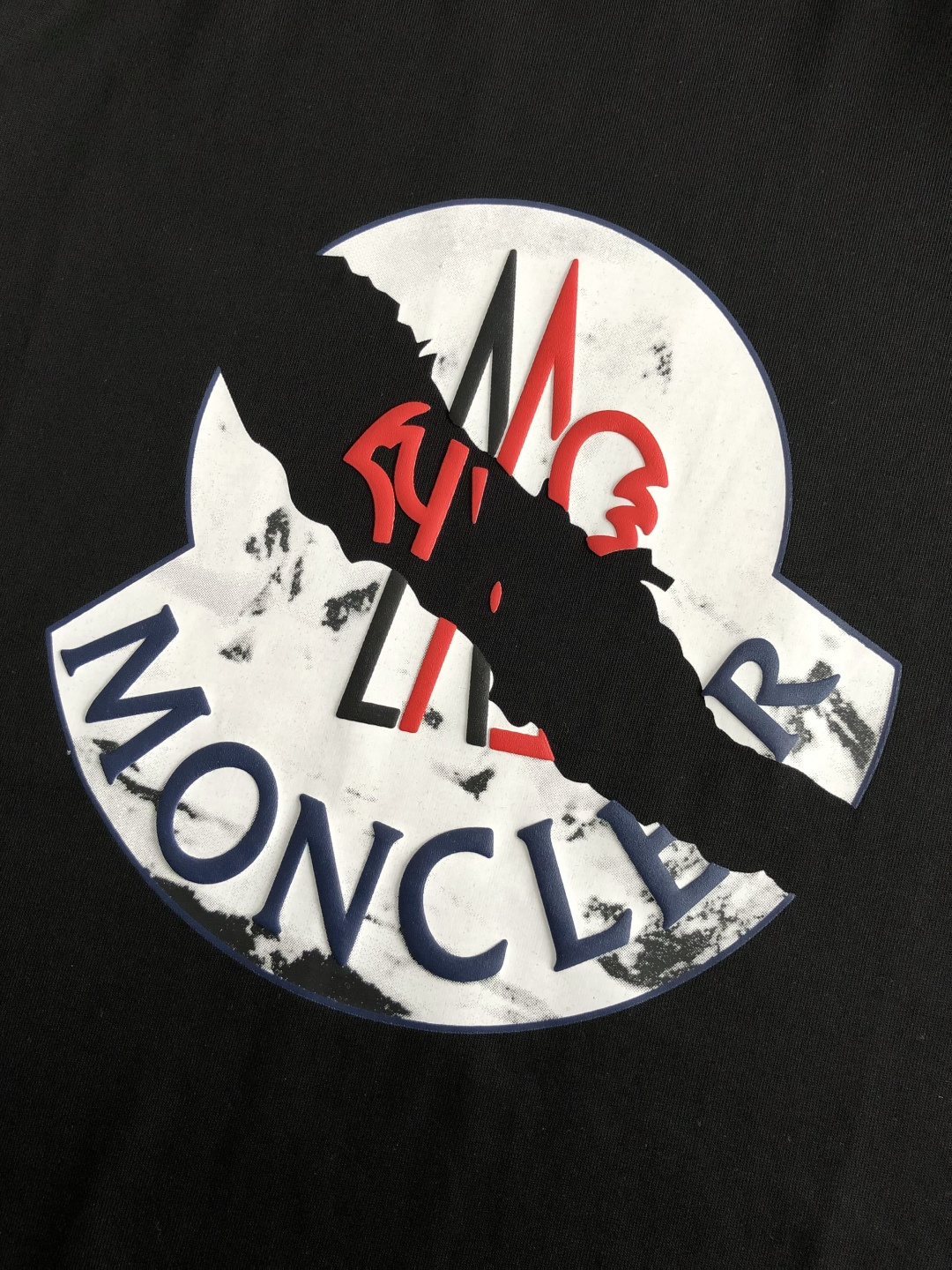 mon*卡码拍小M-xxxl2026春夏短袖，以简约字母错位胶印为主调，巧妙融入袖标元素，打破传统短袖的