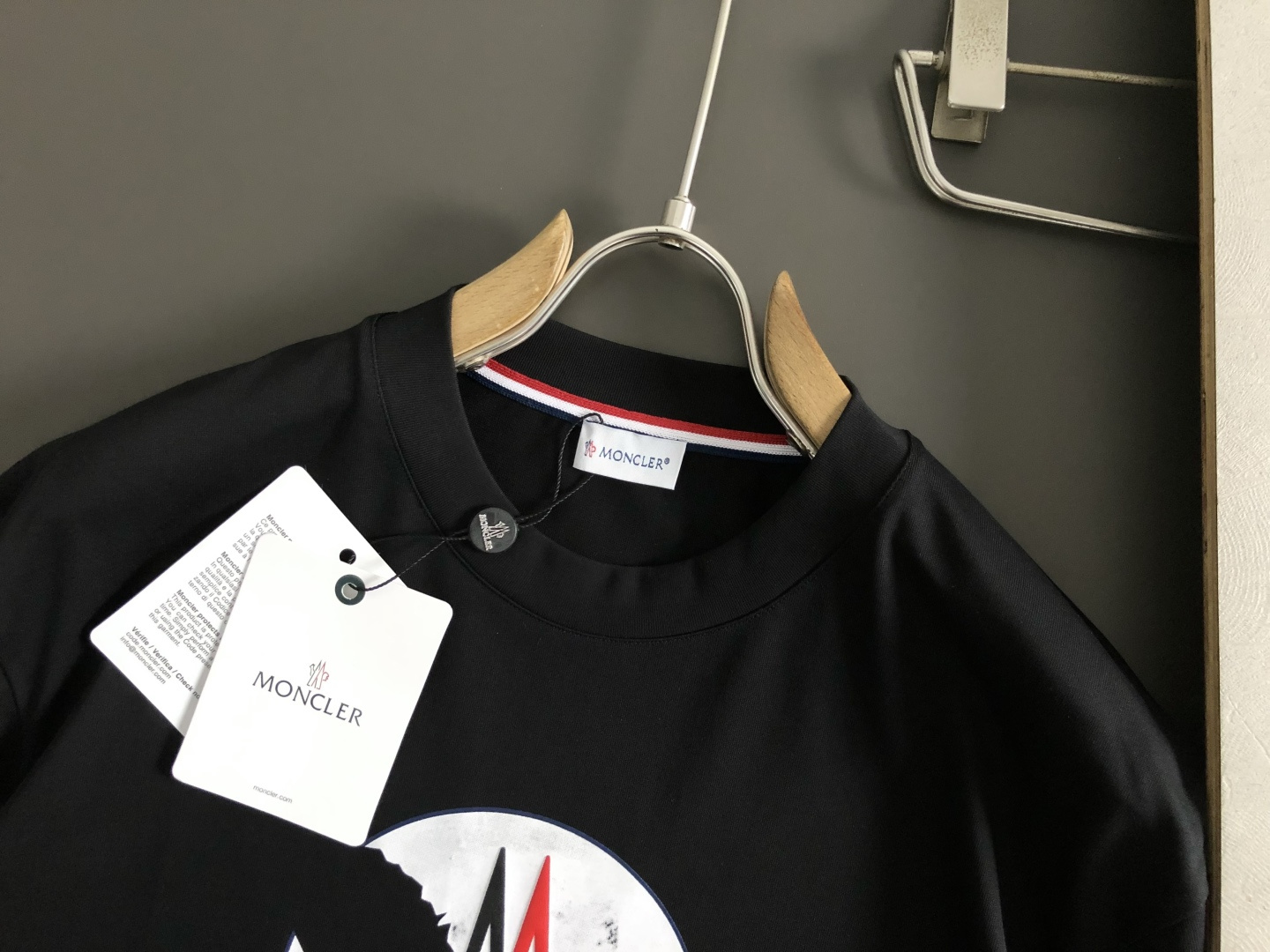 mon*卡码拍小M-xxxl2026春夏短袖，以简约字母错位胶印为主调，巧妙融入袖标元素，打破传统短袖的