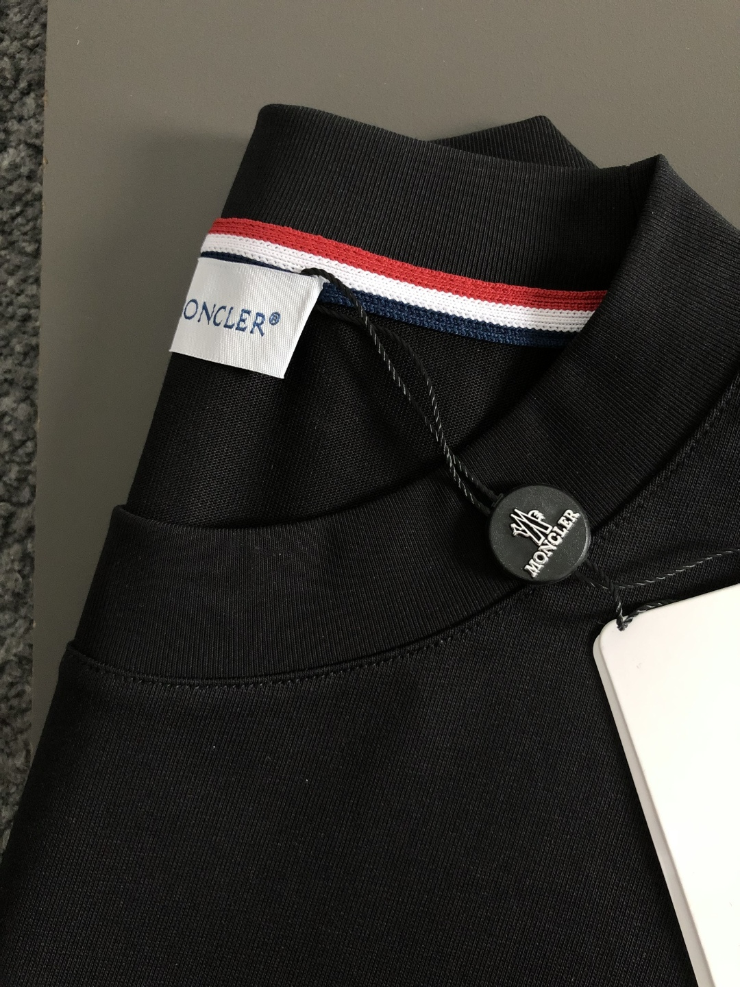 mon*卡码拍小M-xxxl2026春夏短袖，以简约字母错位胶印为主调，巧妙融入袖标元素，打破传统短袖的
