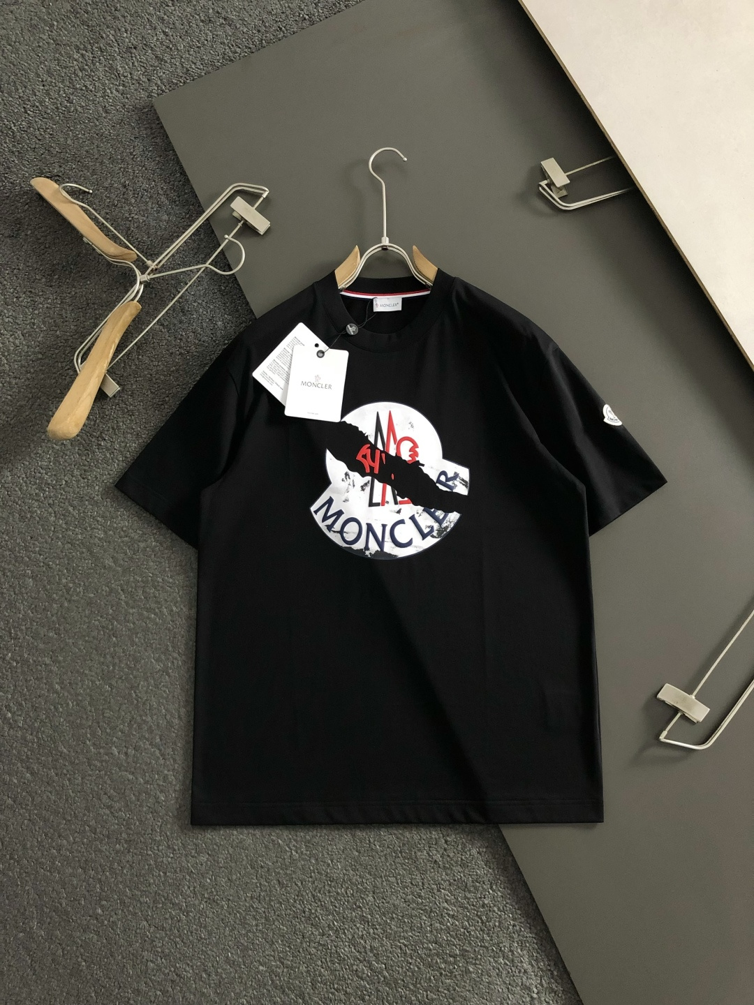 mon*卡码拍小M-xxxl2026春夏短袖，以简约字母错位胶印为主调，巧妙融入袖标元素，打破传统短袖的