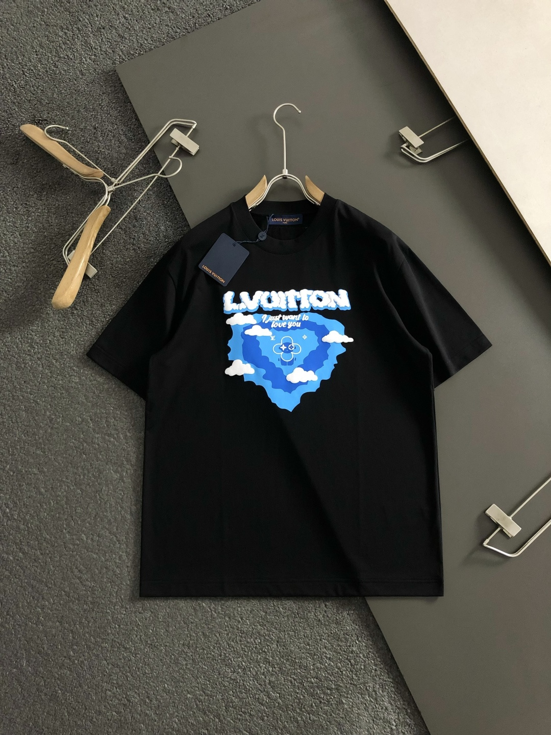 L牌*卡码拍小M-xxxl2026春夏短袖，以彩色蓝天字母胶印为主调，巧妙融入专柜元素，打破传统短袖的单