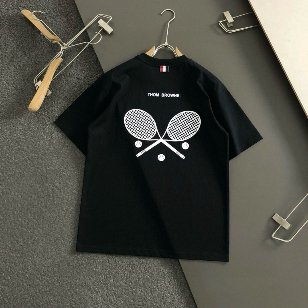 Tb*卡码拍小M-xxxl2026春夏短袖，以网球牌印花主调，巧妙融入前后幅对应印花元素，打破传统短袖的